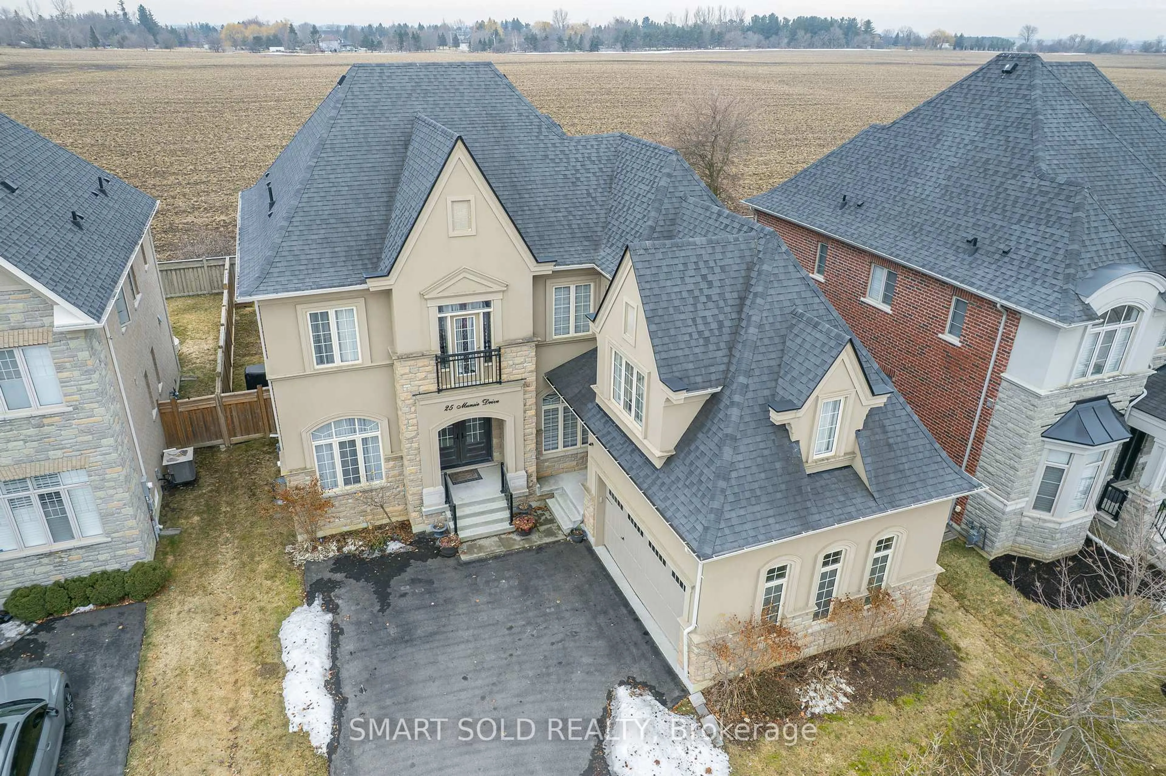 A pic from outside/outdoor area/front of a property/back of a property/a pic from drone, building for 25 Munsie Dr, King Ontario L7B 0N8