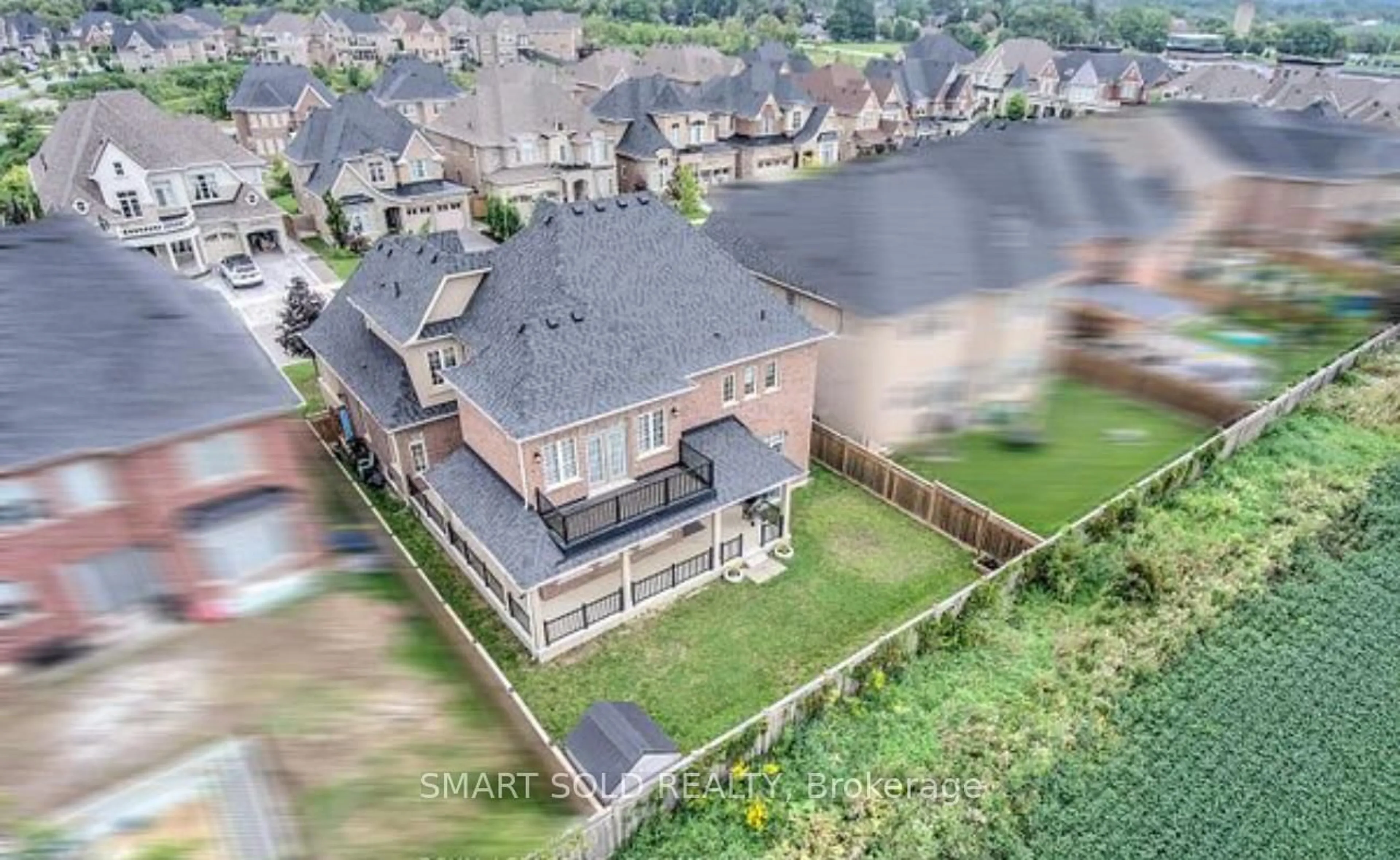 A pic from outside/outdoor area/front of a property/back of a property/a pic from drone, unknown for 25 Munsie Dr, King Ontario L7B 0N8