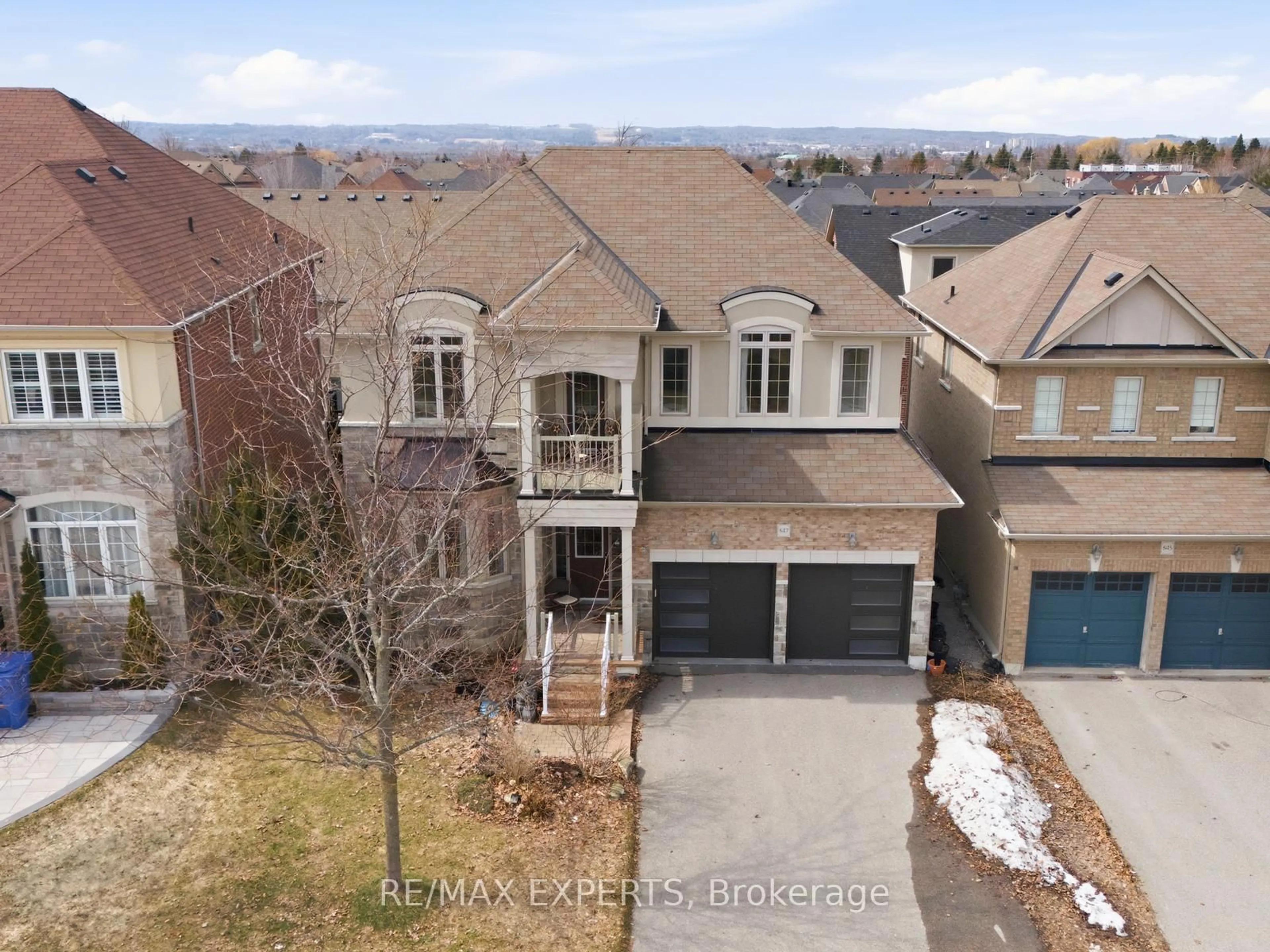 A pic from outside/outdoor area/front of a property/back of a property/a pic from drone, street for 847 Memorial Circ, Newmarket Ontario L3X 0B3