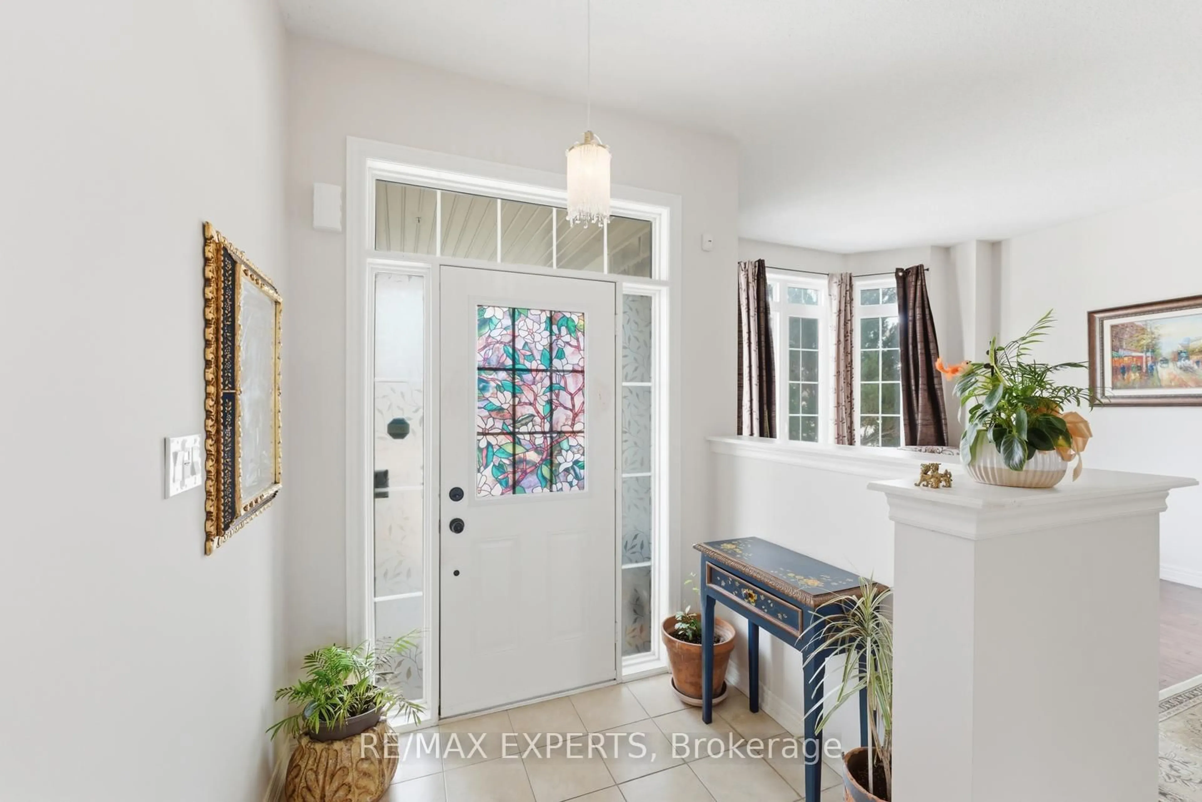 Indoor entryway for 847 Memorial Circ, Newmarket Ontario L3X 0B3