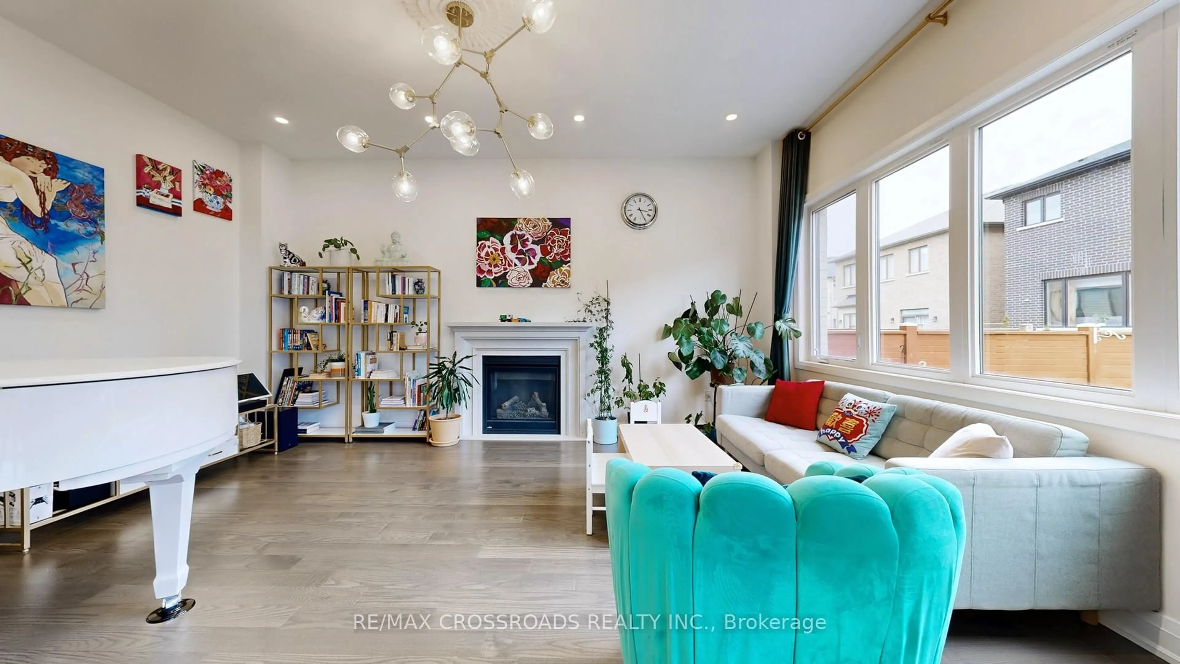 Living room with furniture, wood/laminate floor for 9 Elder St, Richmond Hill Ontario L4S 0H2