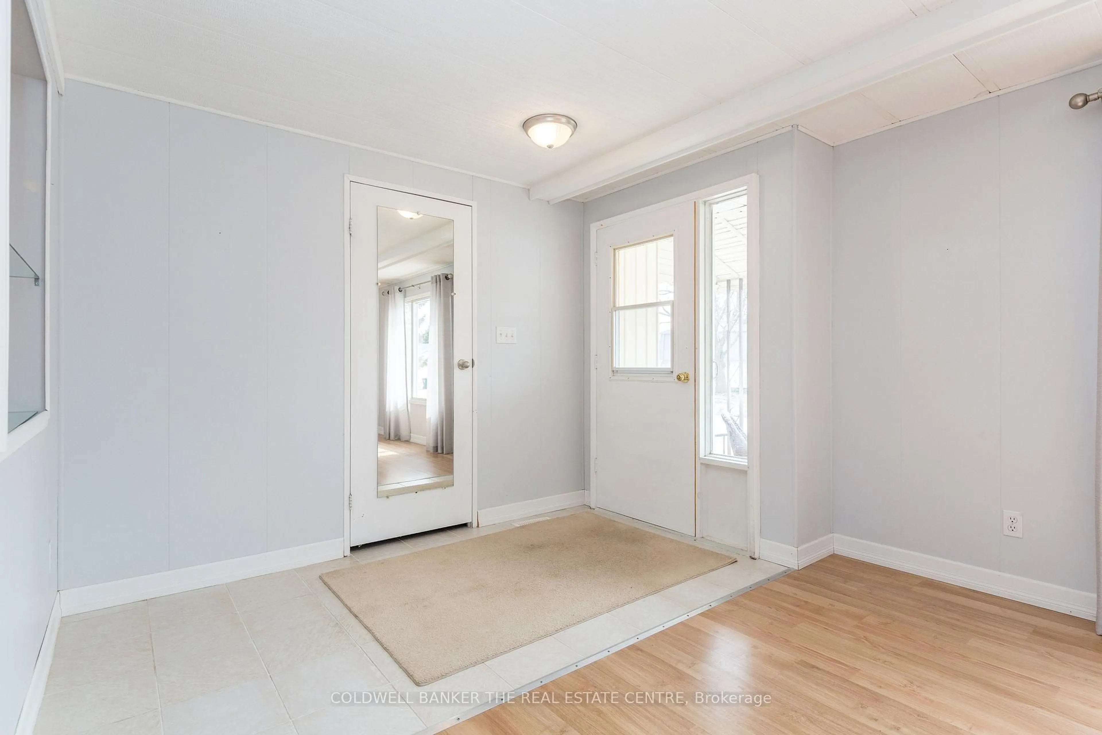 Indoor entryway for 60 Linden Lane, Innisfil Ontario L9S 1P2