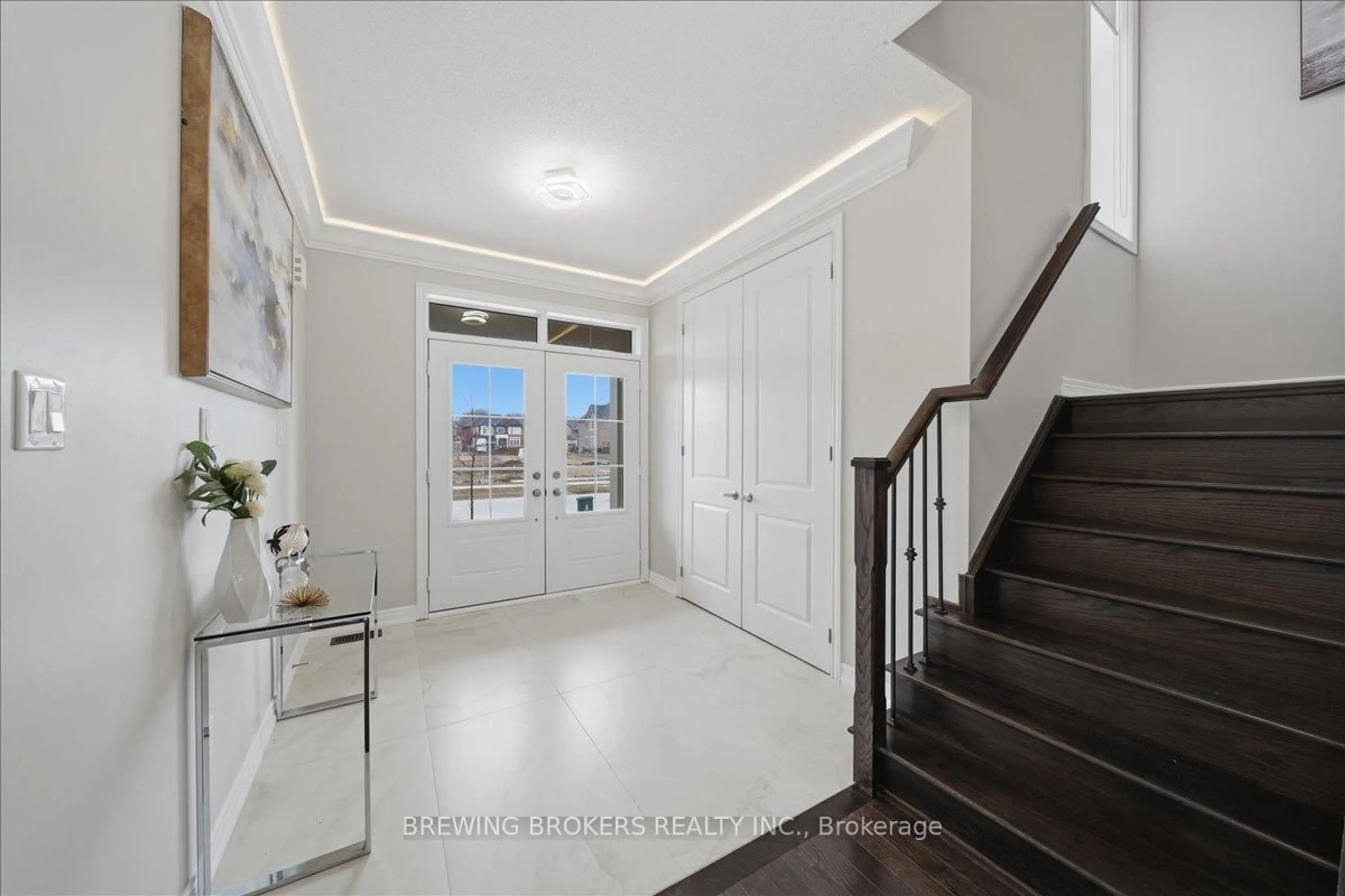 Indoor entryway for 977 Larter St, Innisfil Ontario L9S 0J9