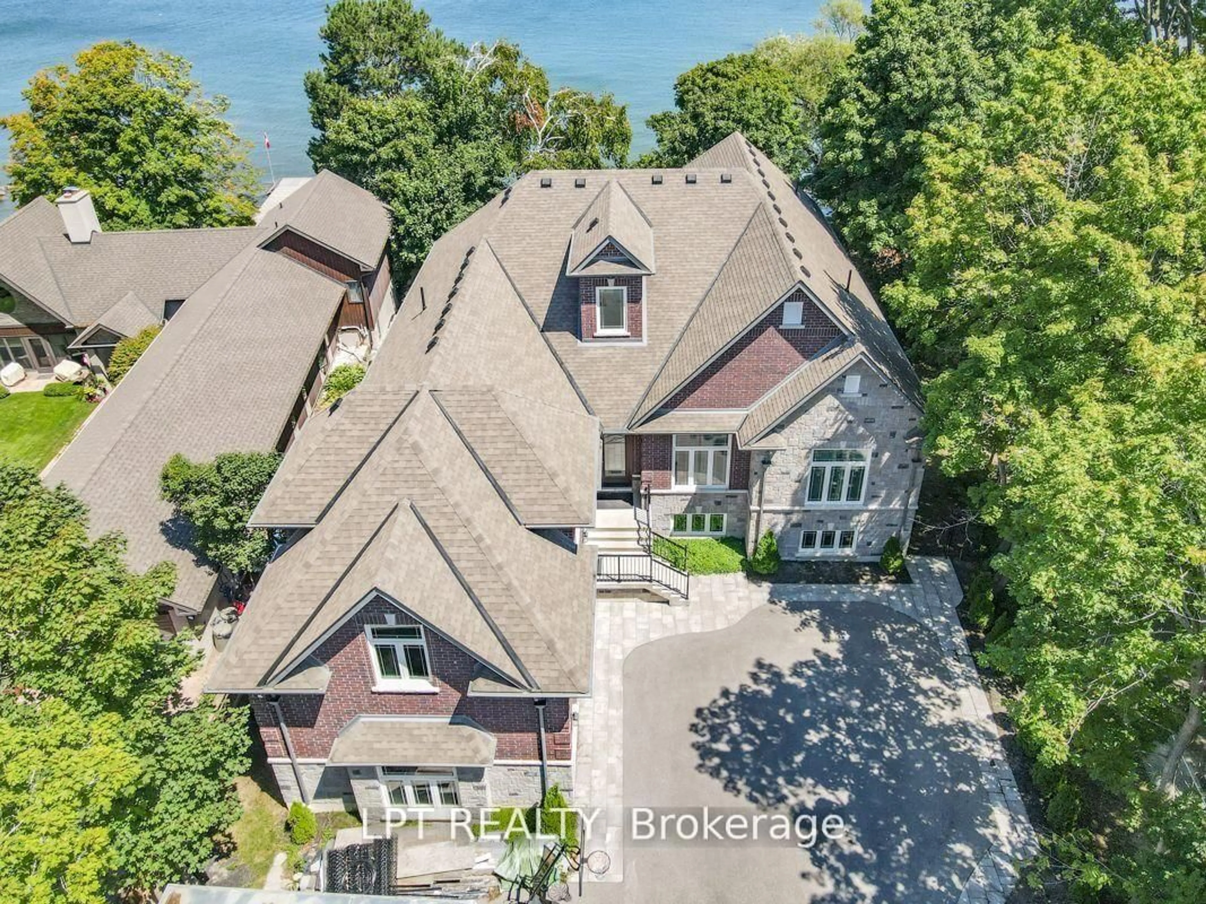 A pic from outside/outdoor area/front of a property/back of a property/a pic from drone, street for 25 Pinery Lane, Georgina Ontario L0E 1L0