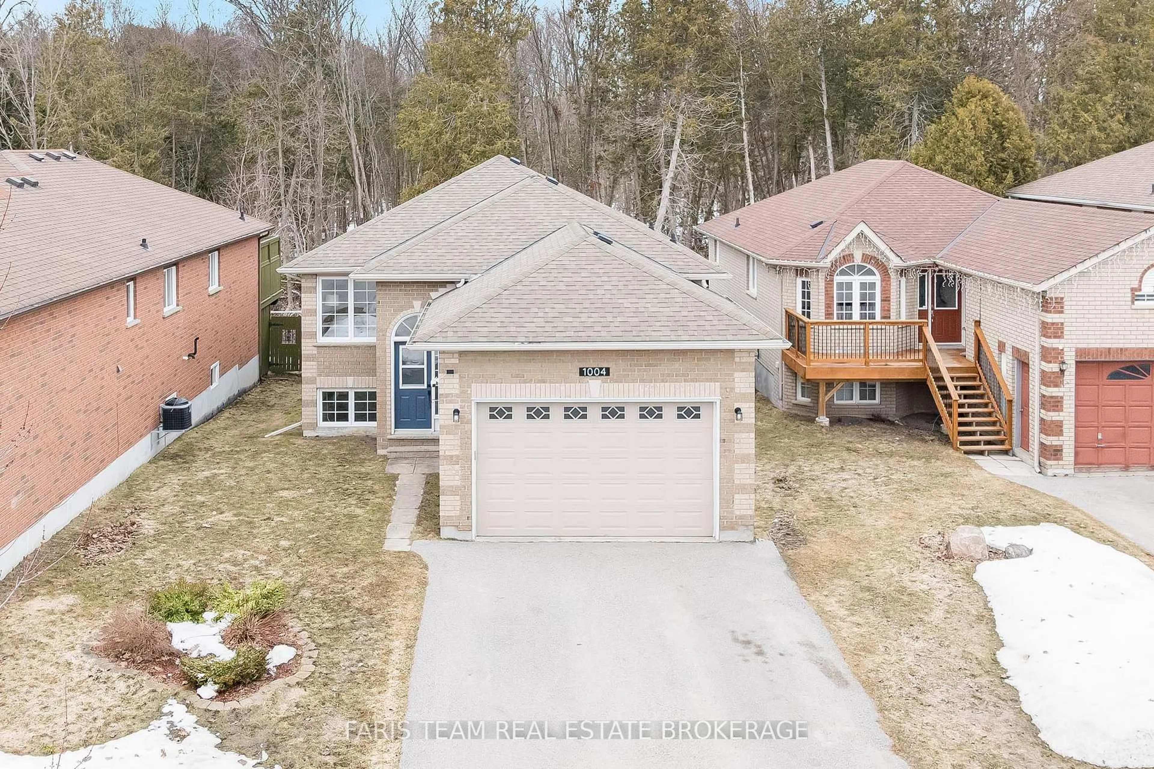 A pic from outside/outdoor area/front of a property/back of a property/a pic from drone, unknown for 1004 Leslie Dr, Innisfil Ontario L9S 2B2