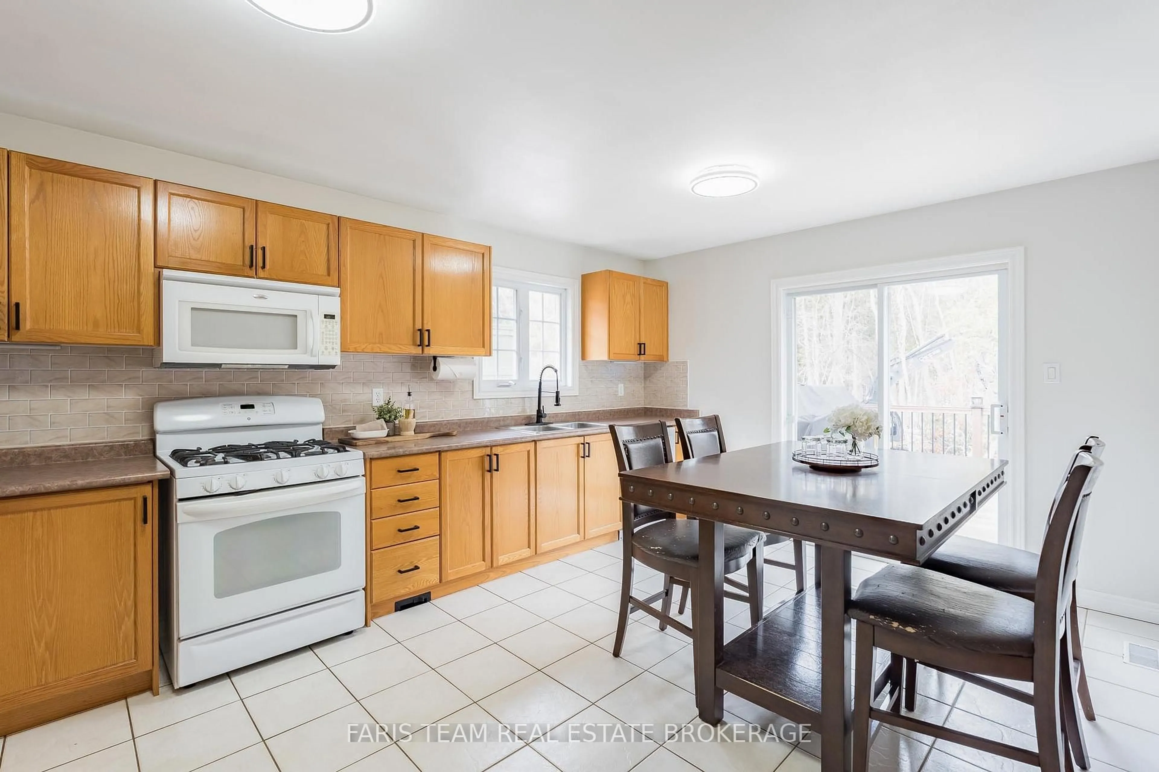 Standard kitchen, ceramic/tile floor for 1004 Leslie Dr, Innisfil Ontario L9S 2B2