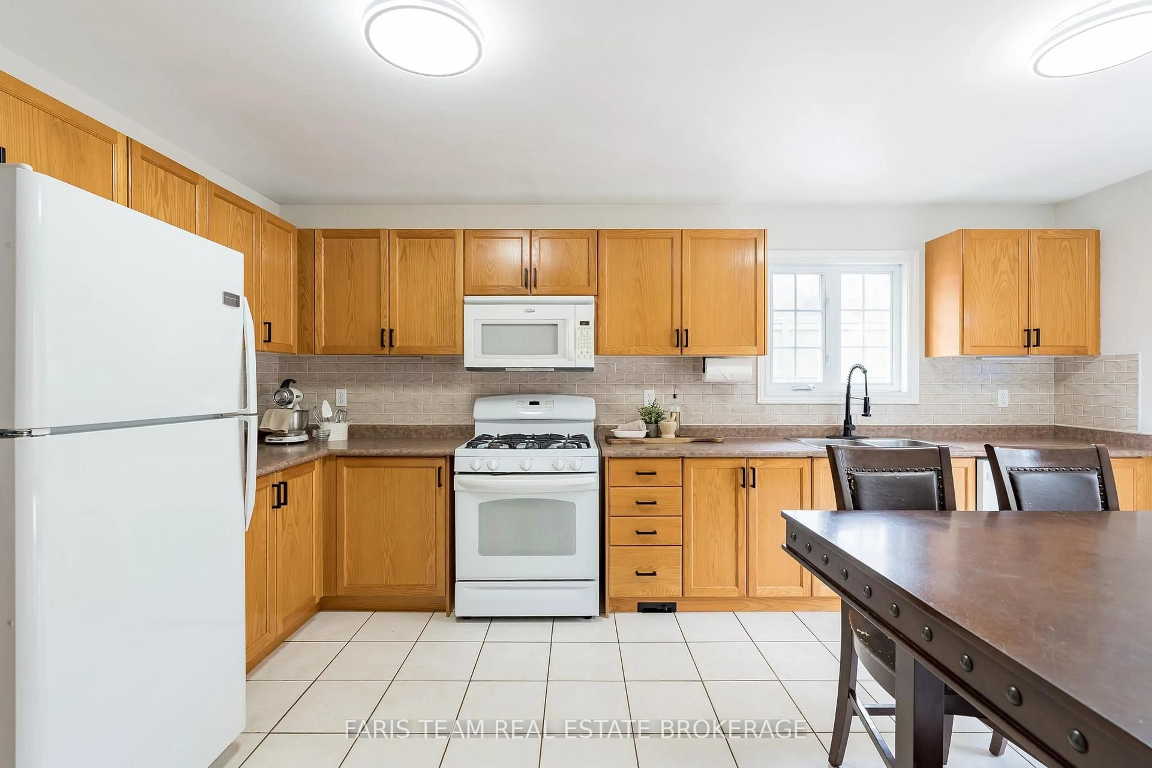 Standard kitchen, ceramic/tile floor for 1004 Leslie Dr, Innisfil Ontario L9S 2B2