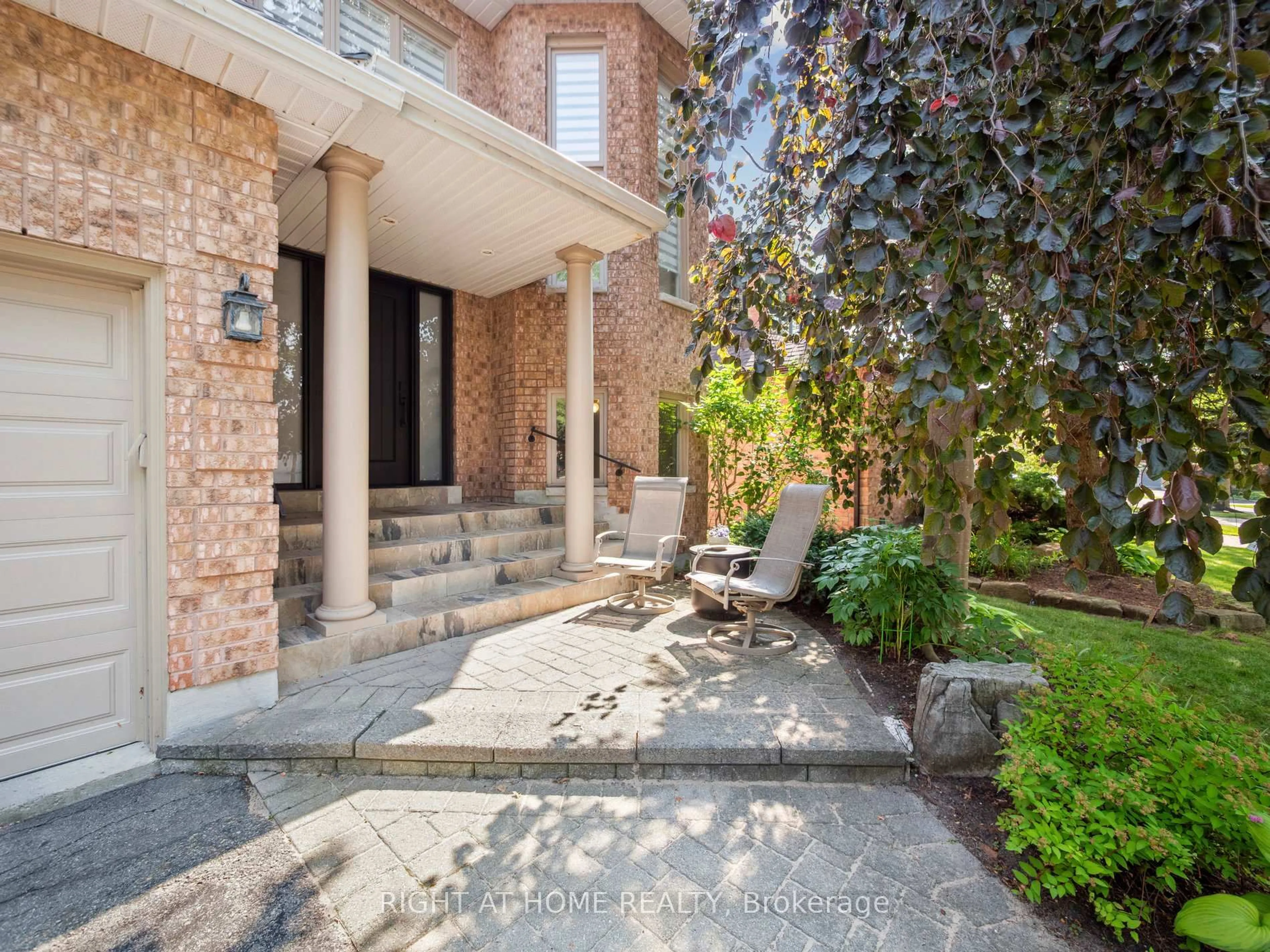 Unknown for 100 Carlyle Cres, Aurora Ontario L4G 6P7