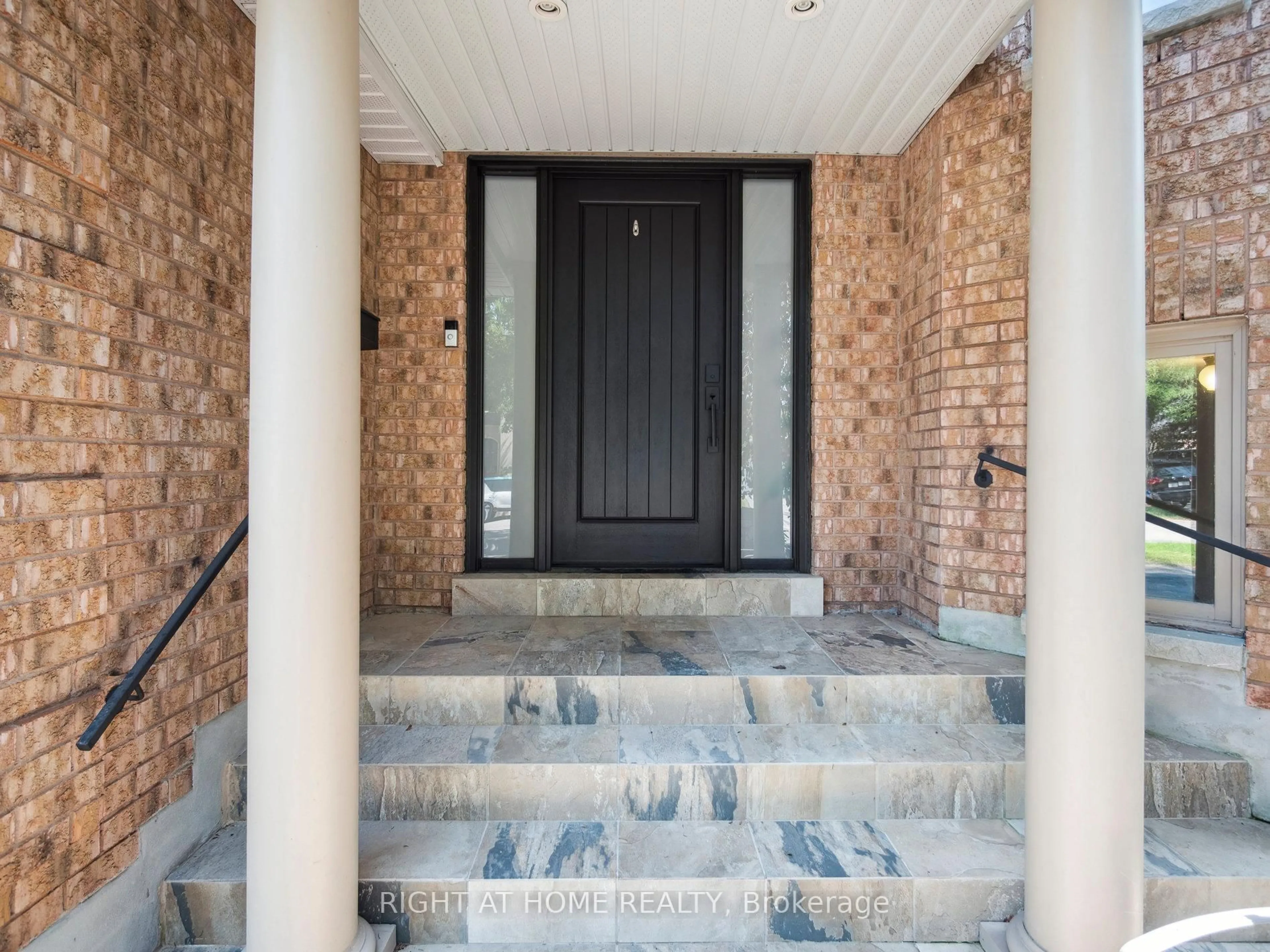 Indoor entryway for 100 Carlyle Cres, Aurora Ontario L4G 6P7