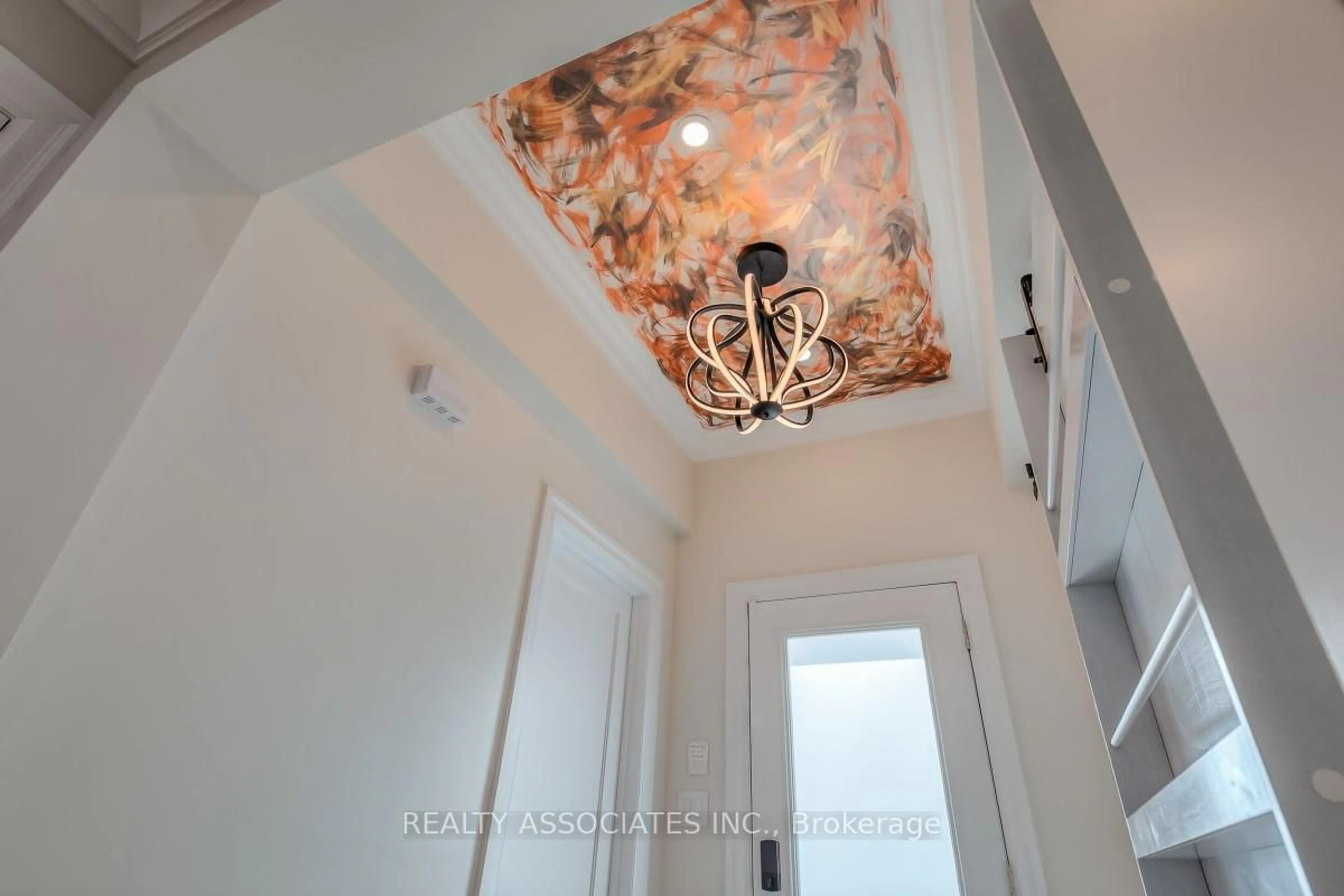 Indoor foyer for 348 Miami Dr, Georgina Ontario L4P 2Z7