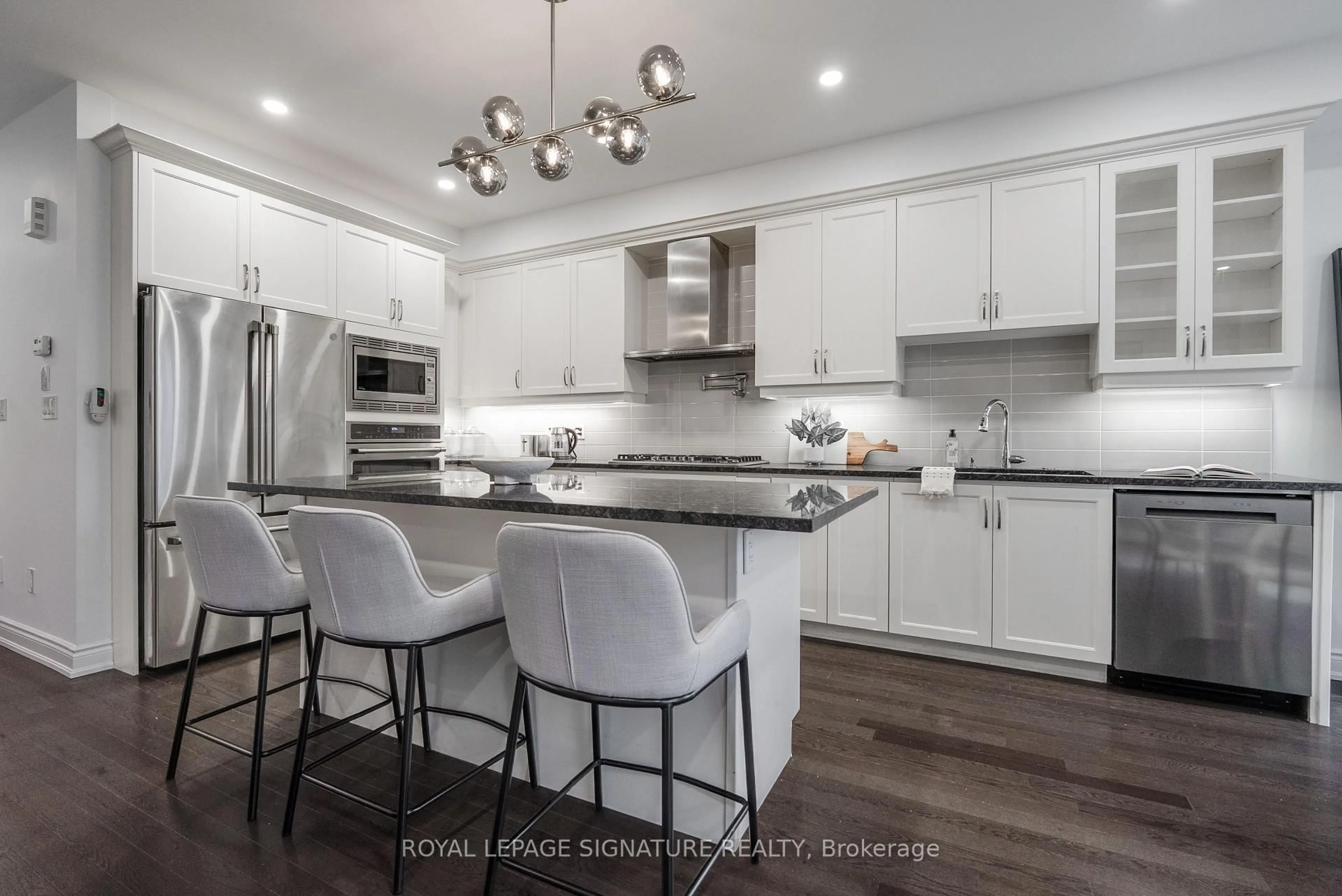 Open concept kitchen, ceramic/tile floor for 14 Queen Mary Crt, Vaughan Ontario L4L 0H9