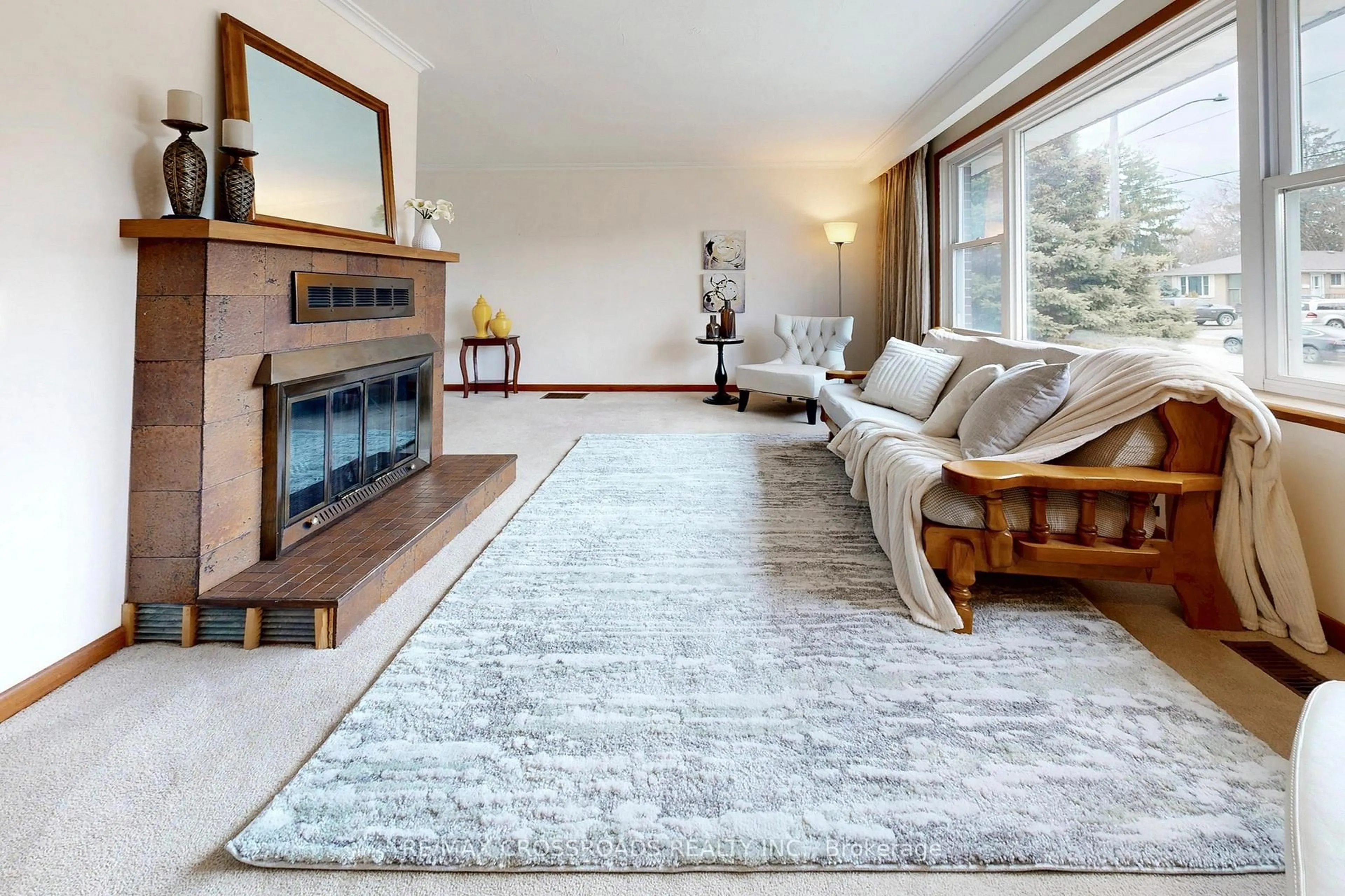 Living room with furniture, carpet floor for 188 Maple Ave, Richmond Hill Ontario L4C 2J1