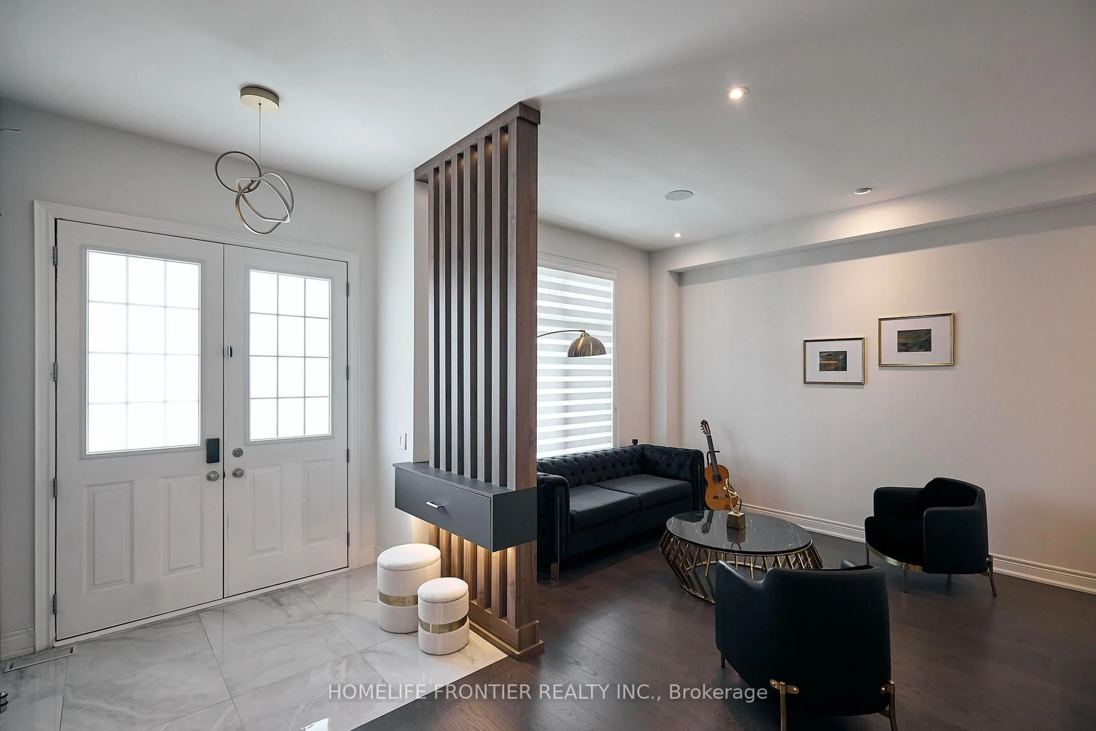 Indoor entryway for 296 Ben Sinclair Ave, East Gwillimbury Ontario L9N 0Z1