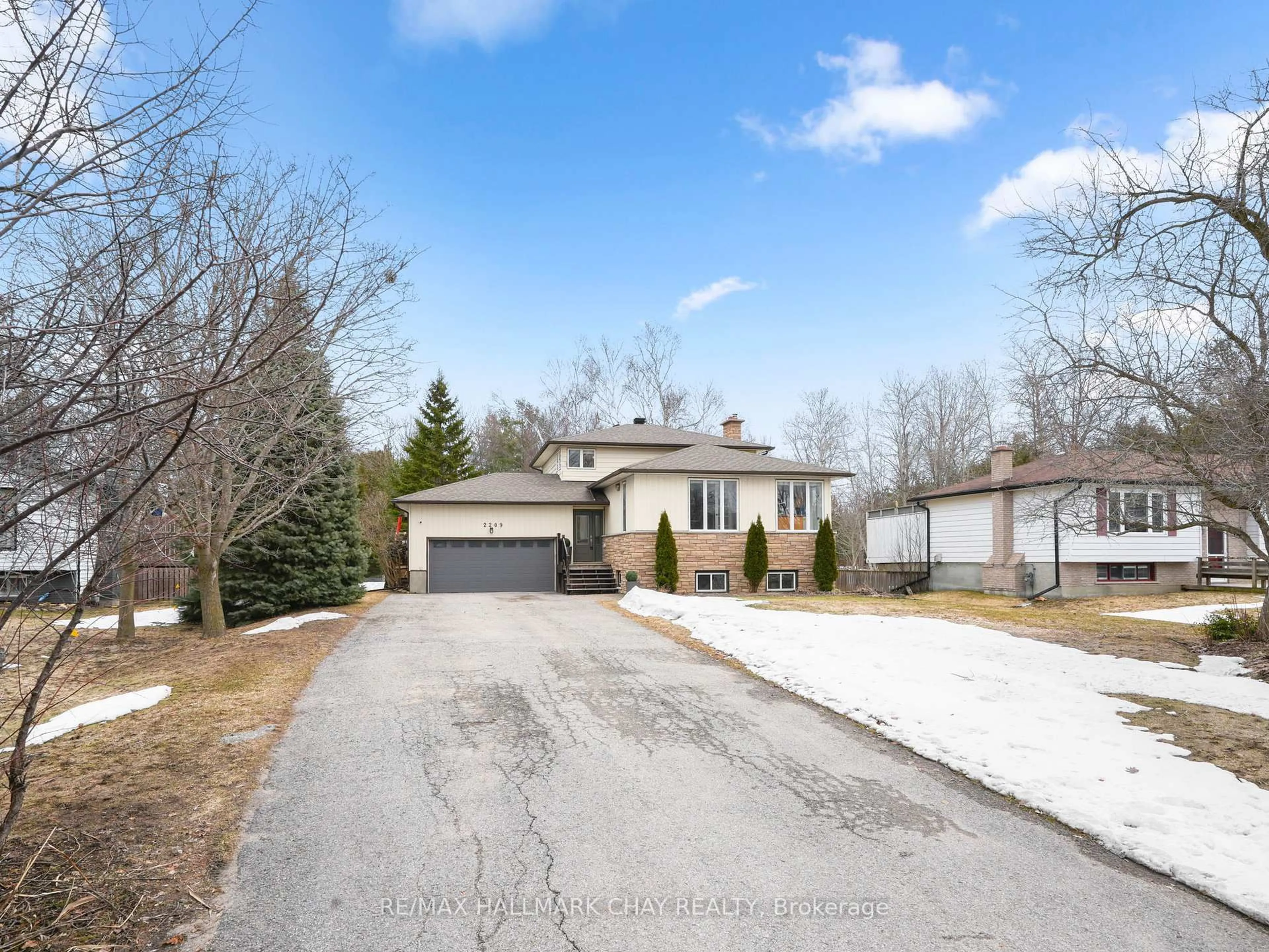 A pic from outside/outdoor area/front of a property/back of a property/a pic from drone, street for 2209 Spring St, Innisfil Ontario L9S 2B6