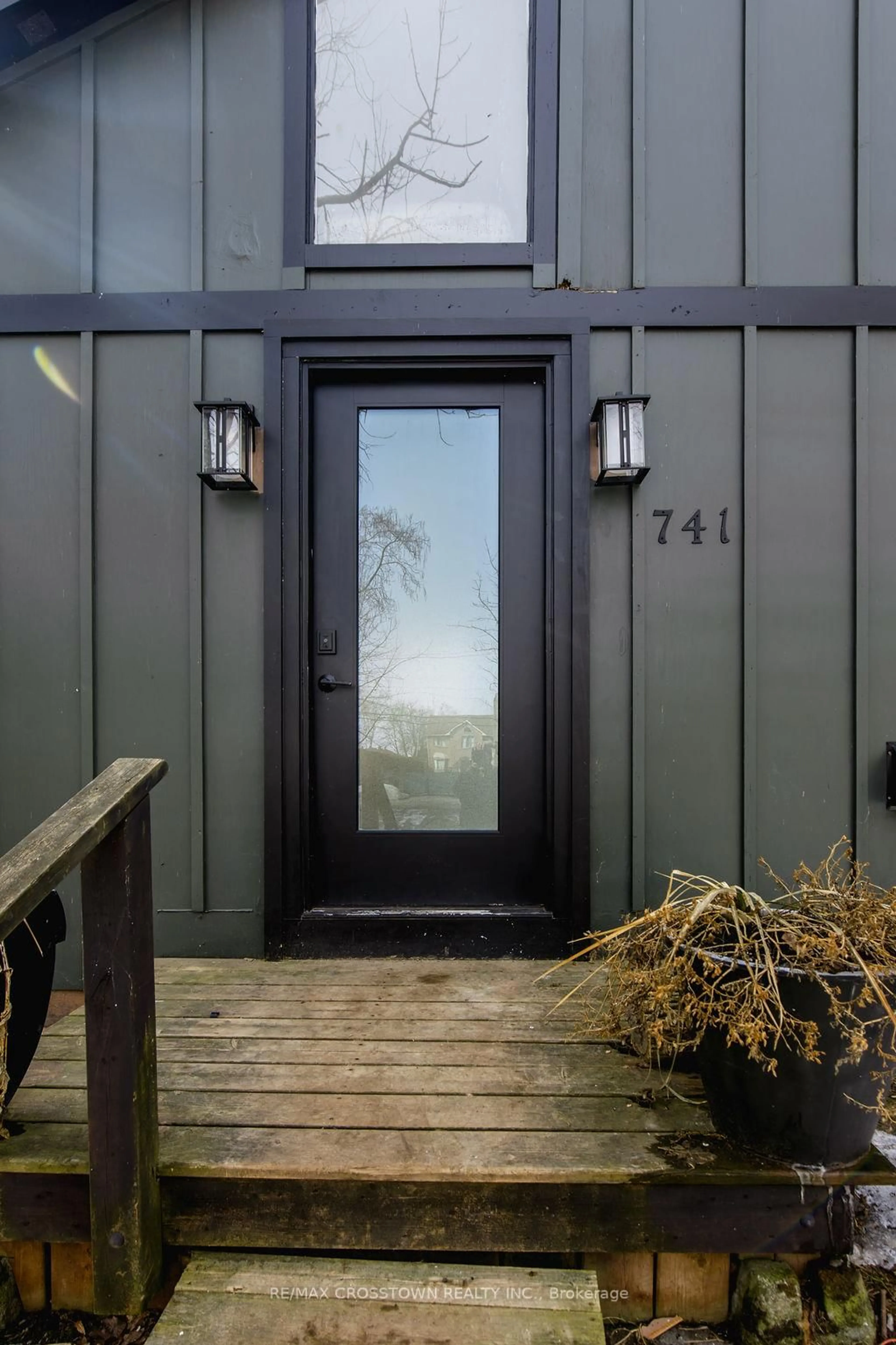 Indoor entryway for 741 Cedarvale Dr, Innisfil Ontario L9S 4L2