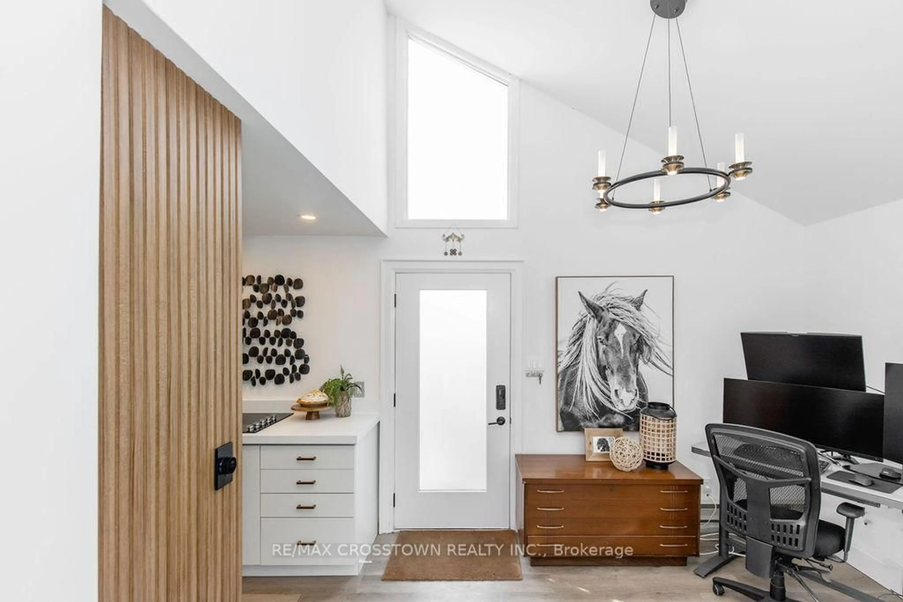 Indoor entryway for 741 Cedarvale Dr, Innisfil Ontario L9S 4L2