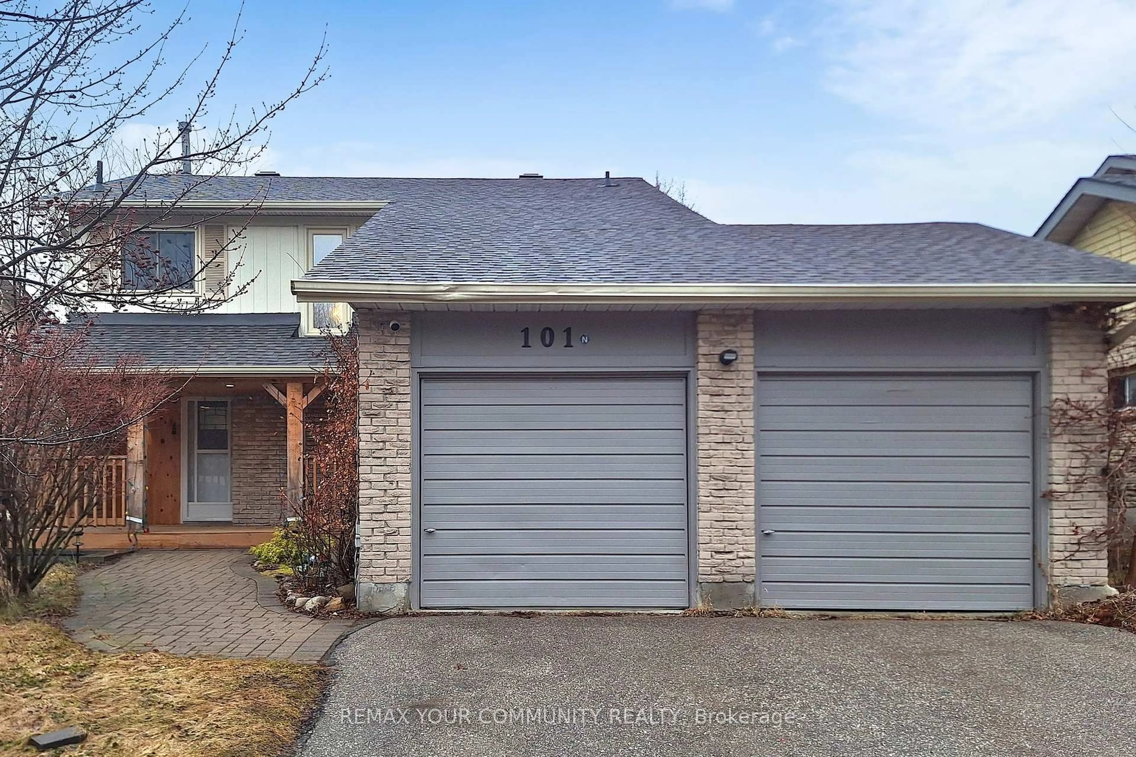 A pic from outside/outdoor area/front of a property/back of a property/a pic from drone, street for 101 Ashton Rd, Newmarket Ontario L3Y 5R6