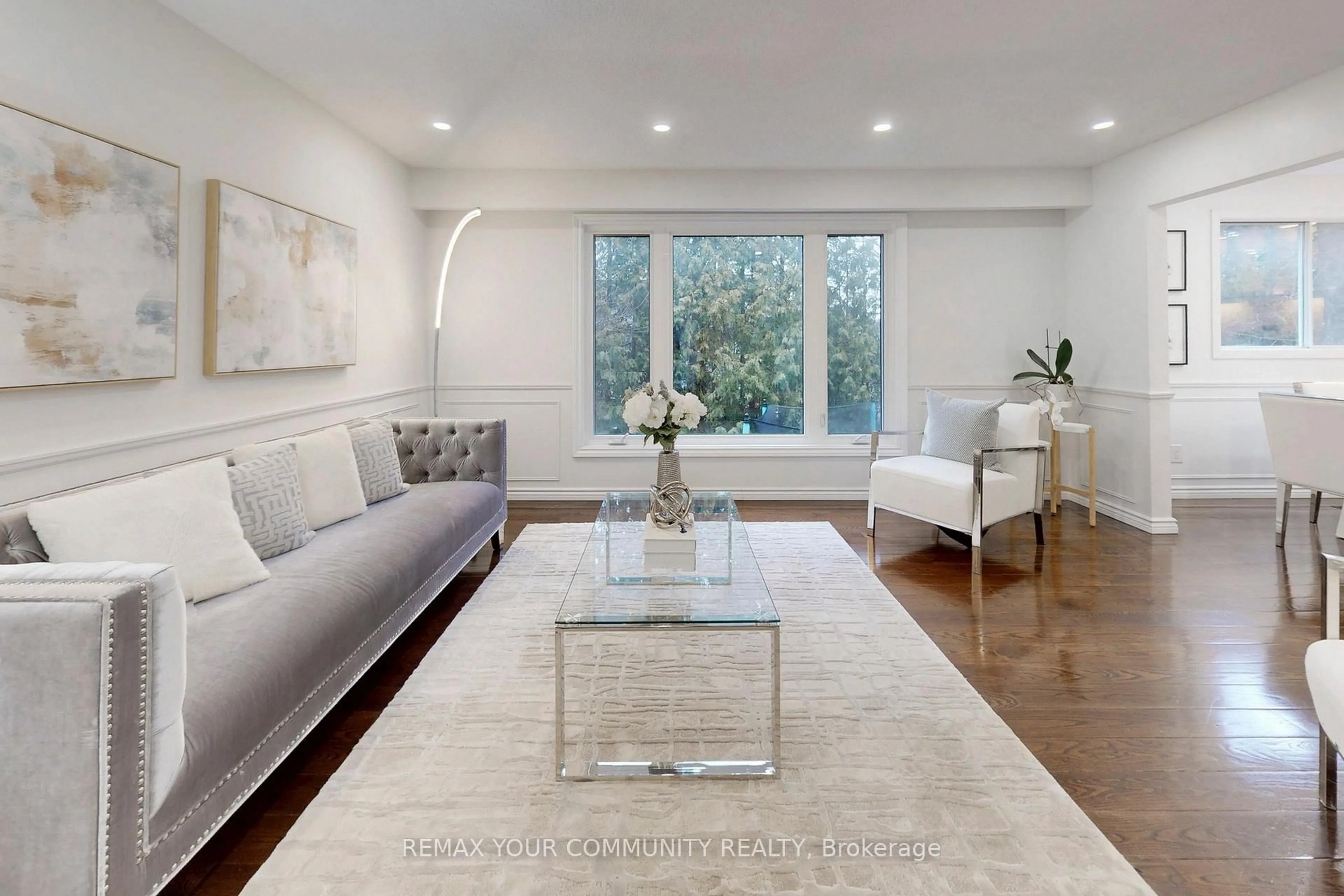 Living room with furniture, unknown for 101 Ashton Rd, Newmarket Ontario L3Y 5R6