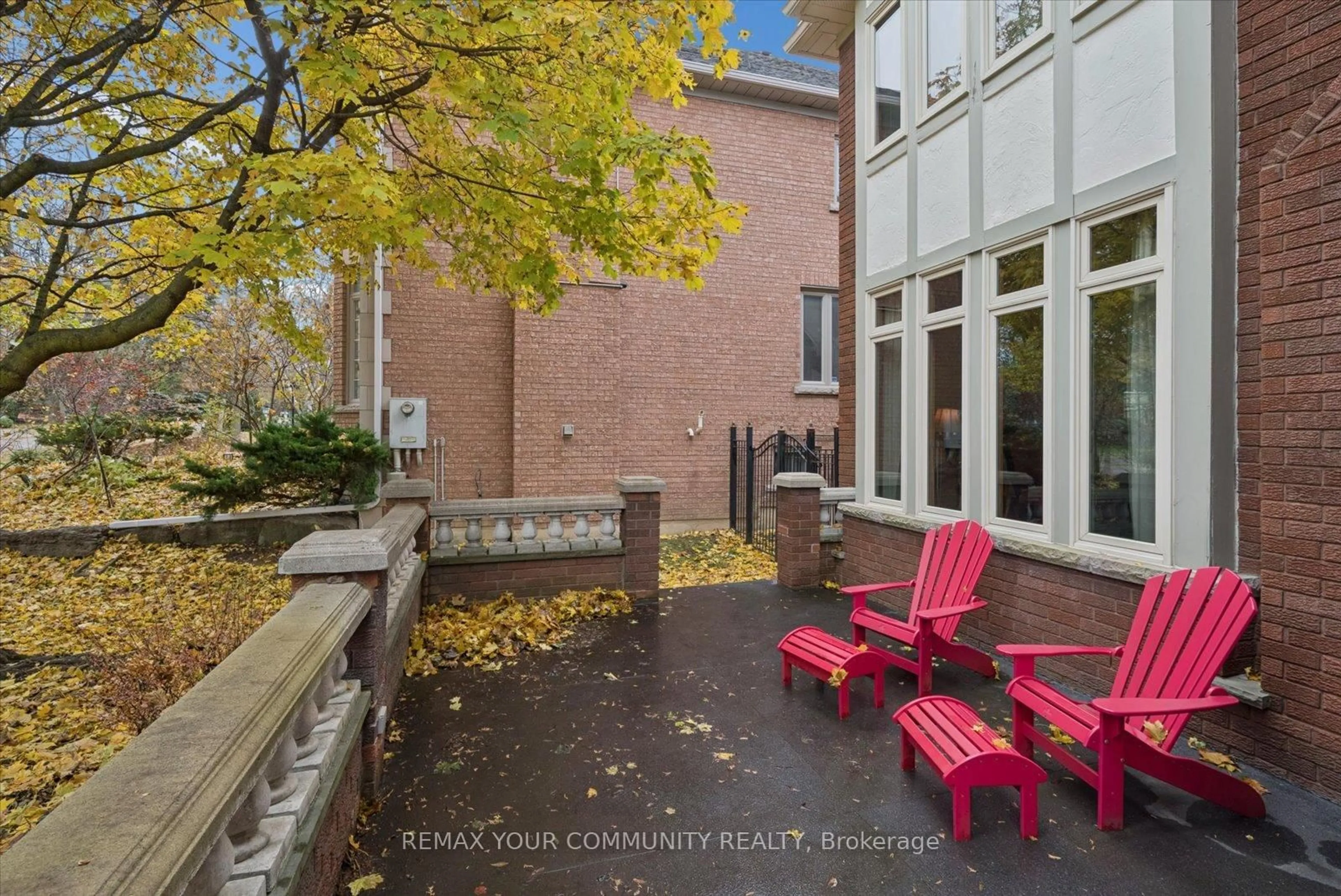 Patio, street for 8 Old Park Lane, Richmond Hill Ontario L4B 2L8