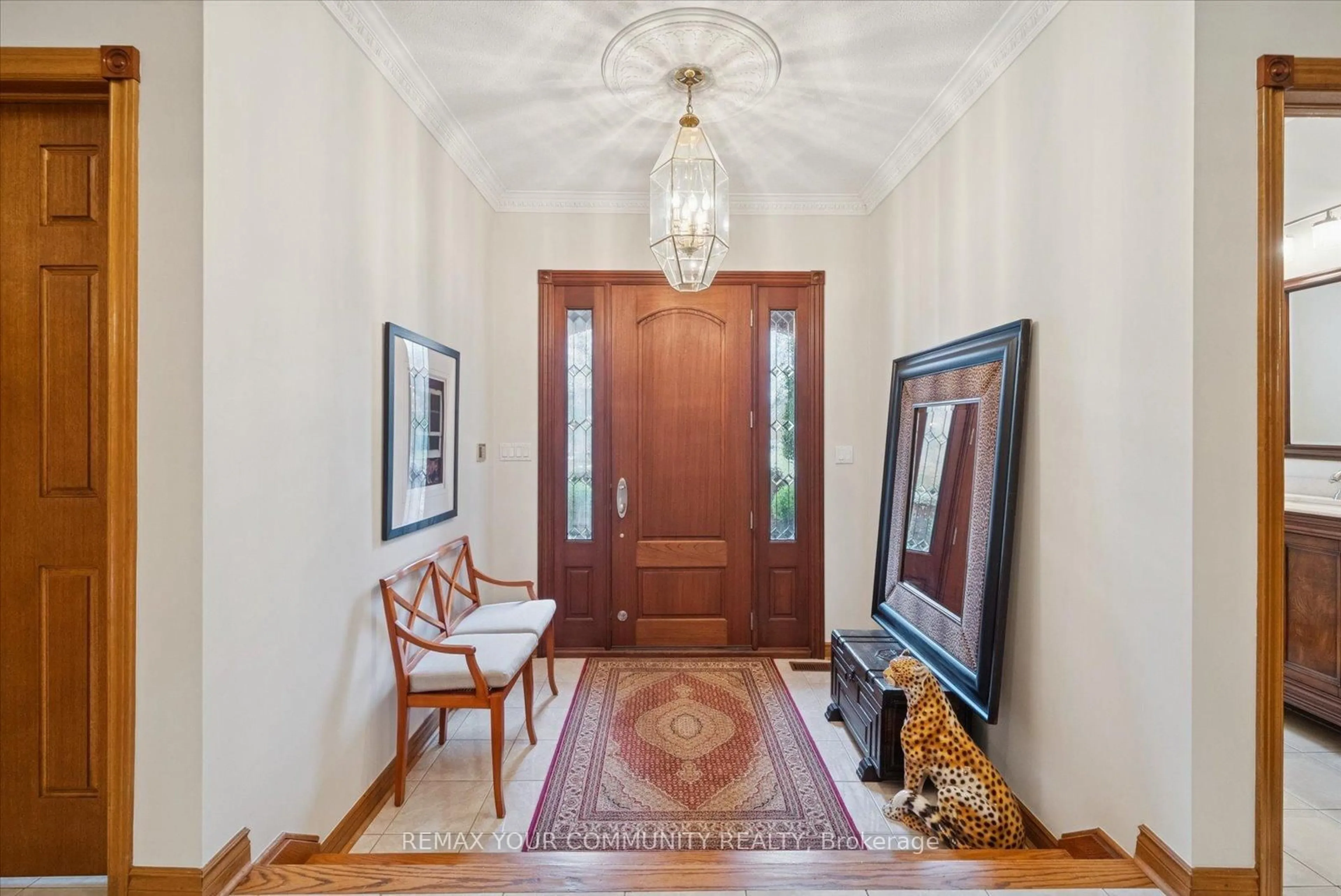 Indoor entryway for 8 Old Park Lane, Richmond Hill Ontario L4B 2L8