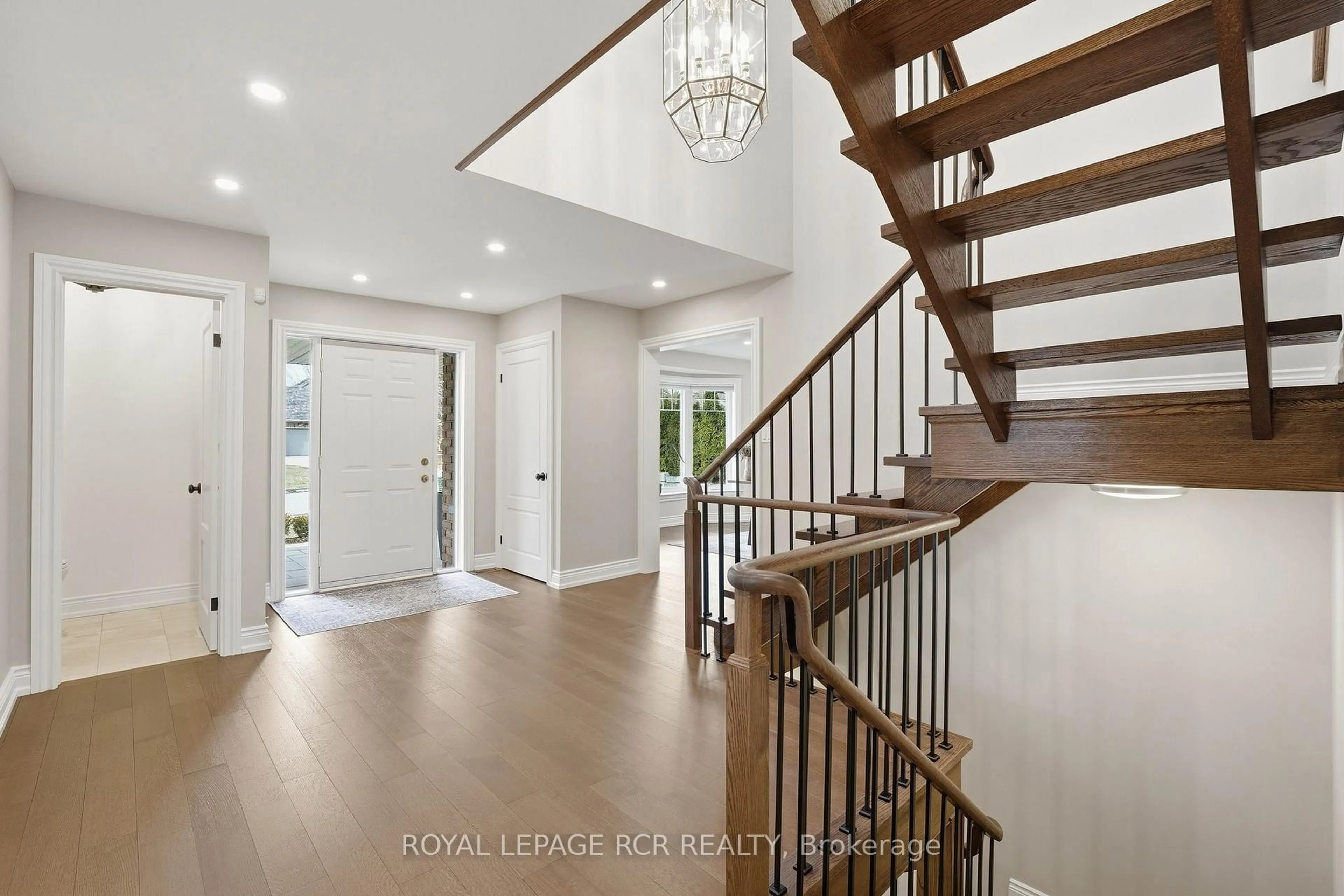 Indoor entryway for 87 McClure Dr, King Ontario L7B 1B9