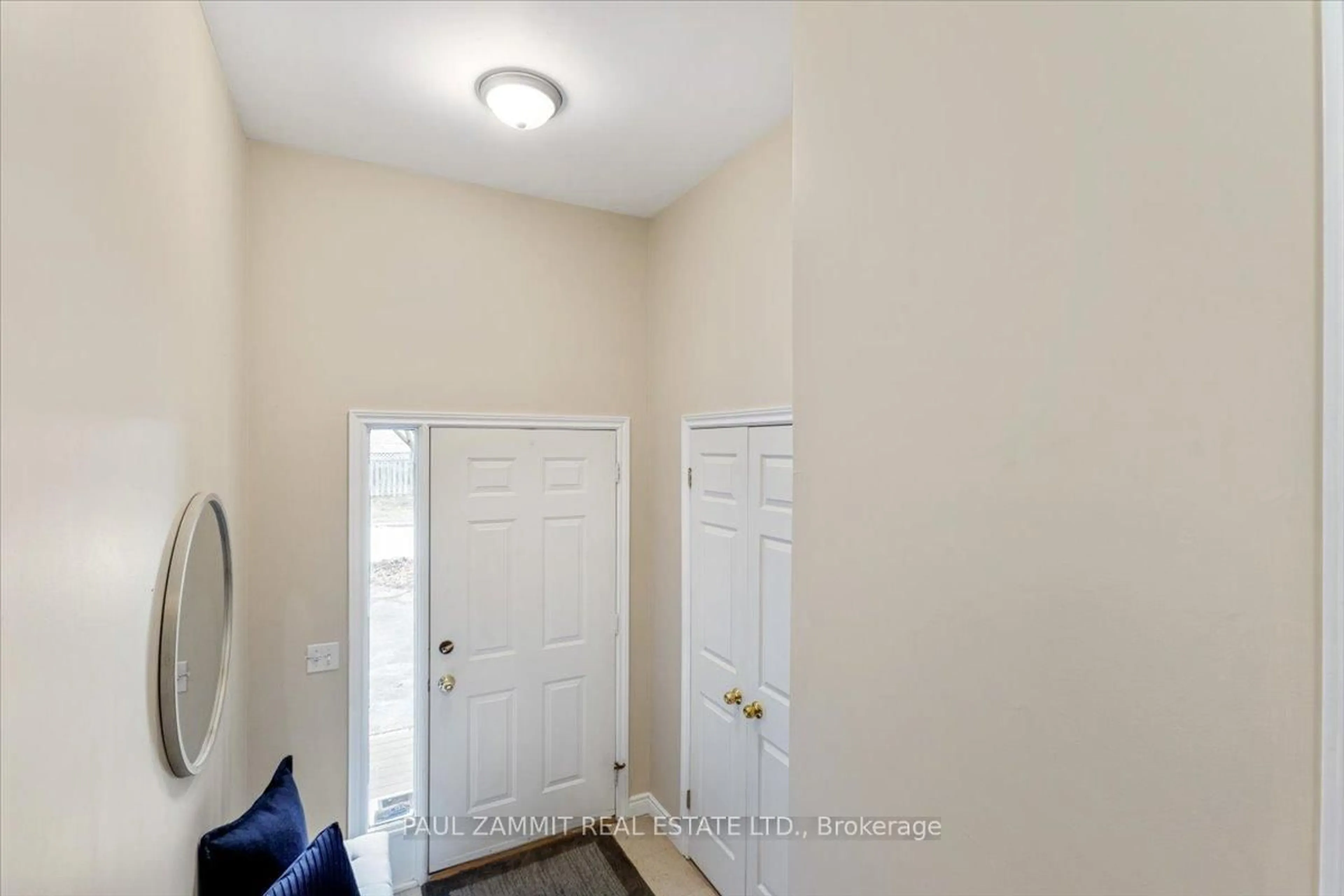 Indoor entryway for 1 Wetherby Circ, Markham Ontario L3T 7R8