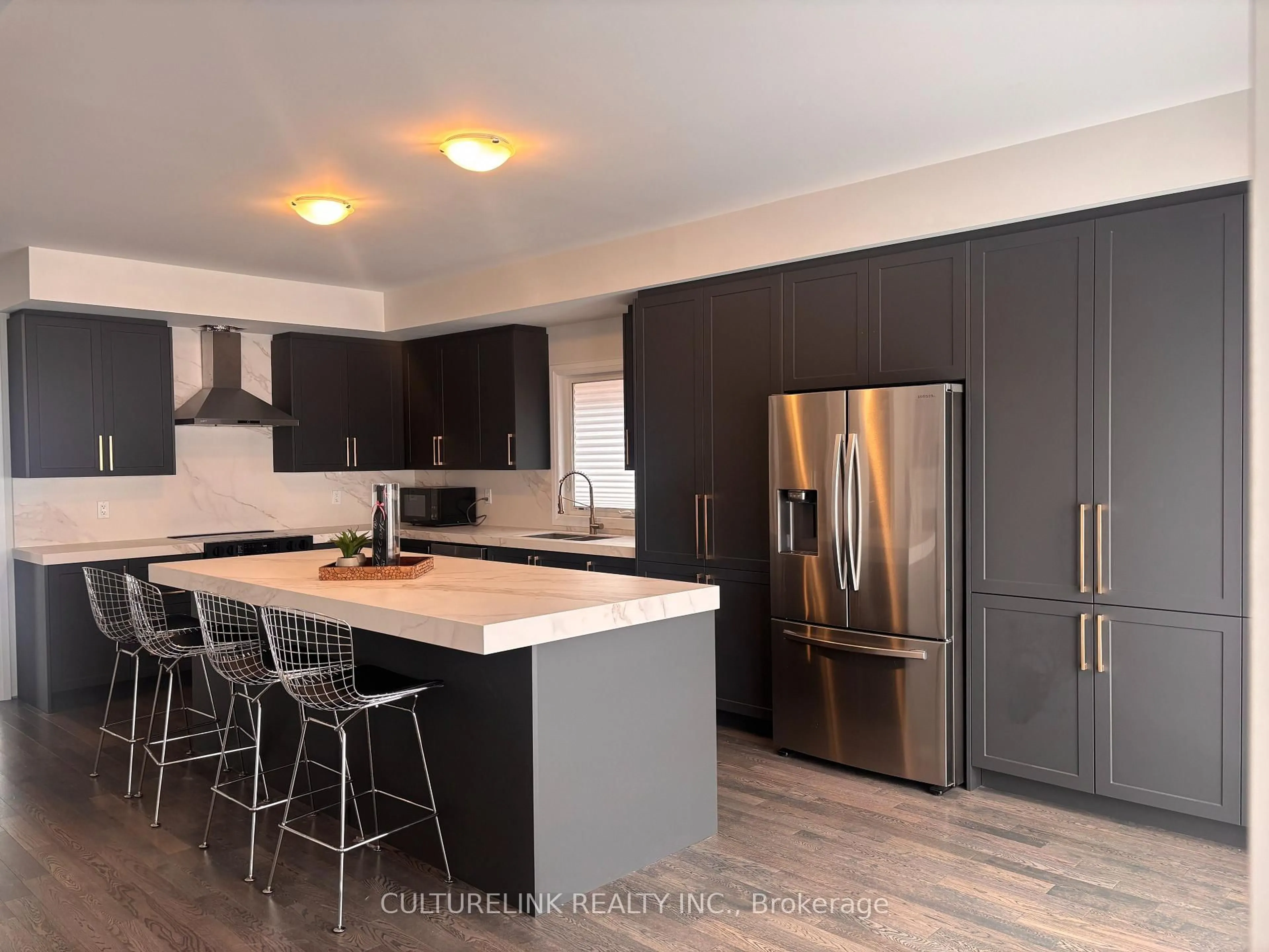 Contemporary kitchen, wood/laminate floor for 1426 Stovell Cres, Innisfil Ontario L0L 1W0