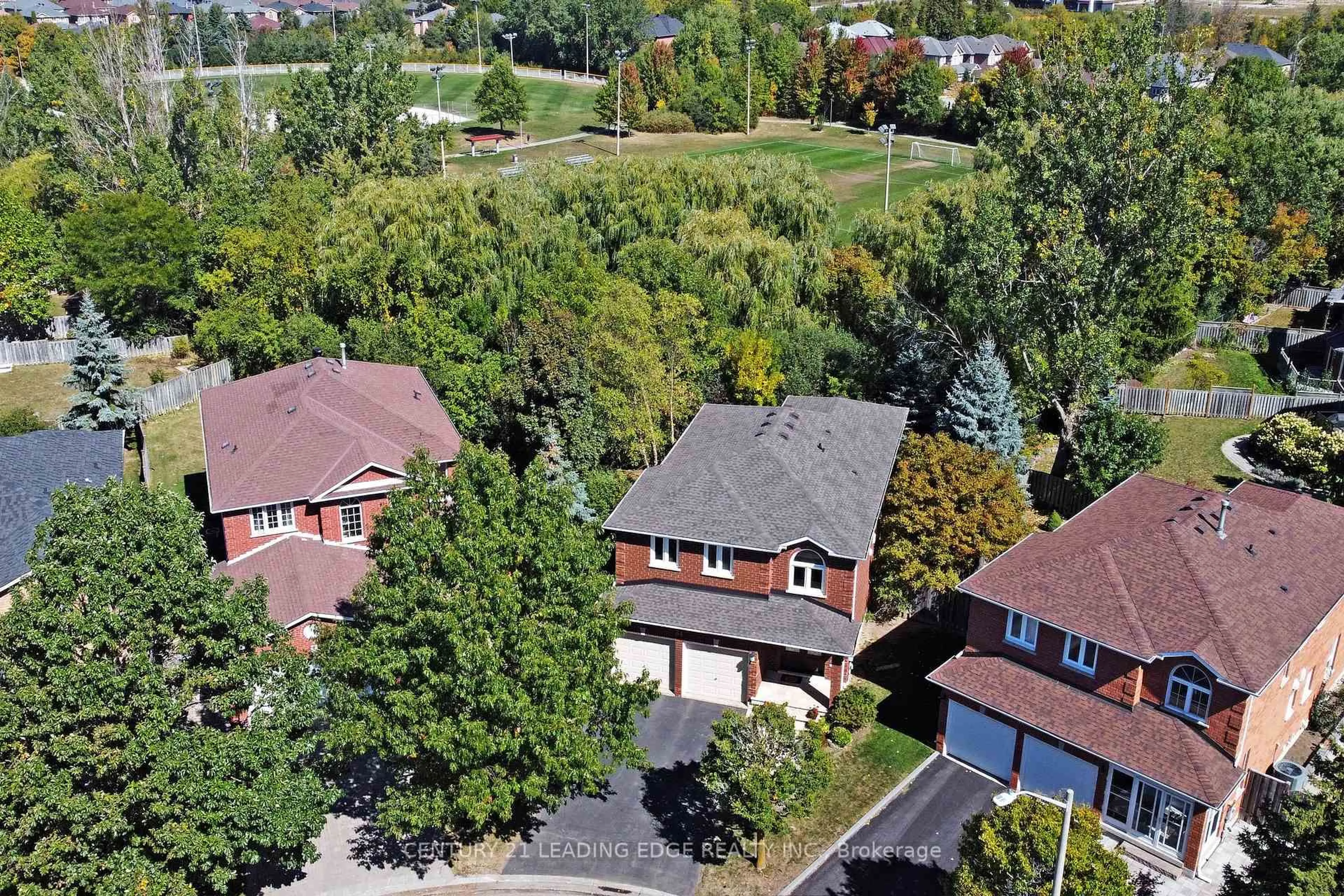 A pic from outside/outdoor area/front of a property/back of a property/a pic from drone, street for 34 Pandora Crt, Richmond Hill Ontario L4S 1J4