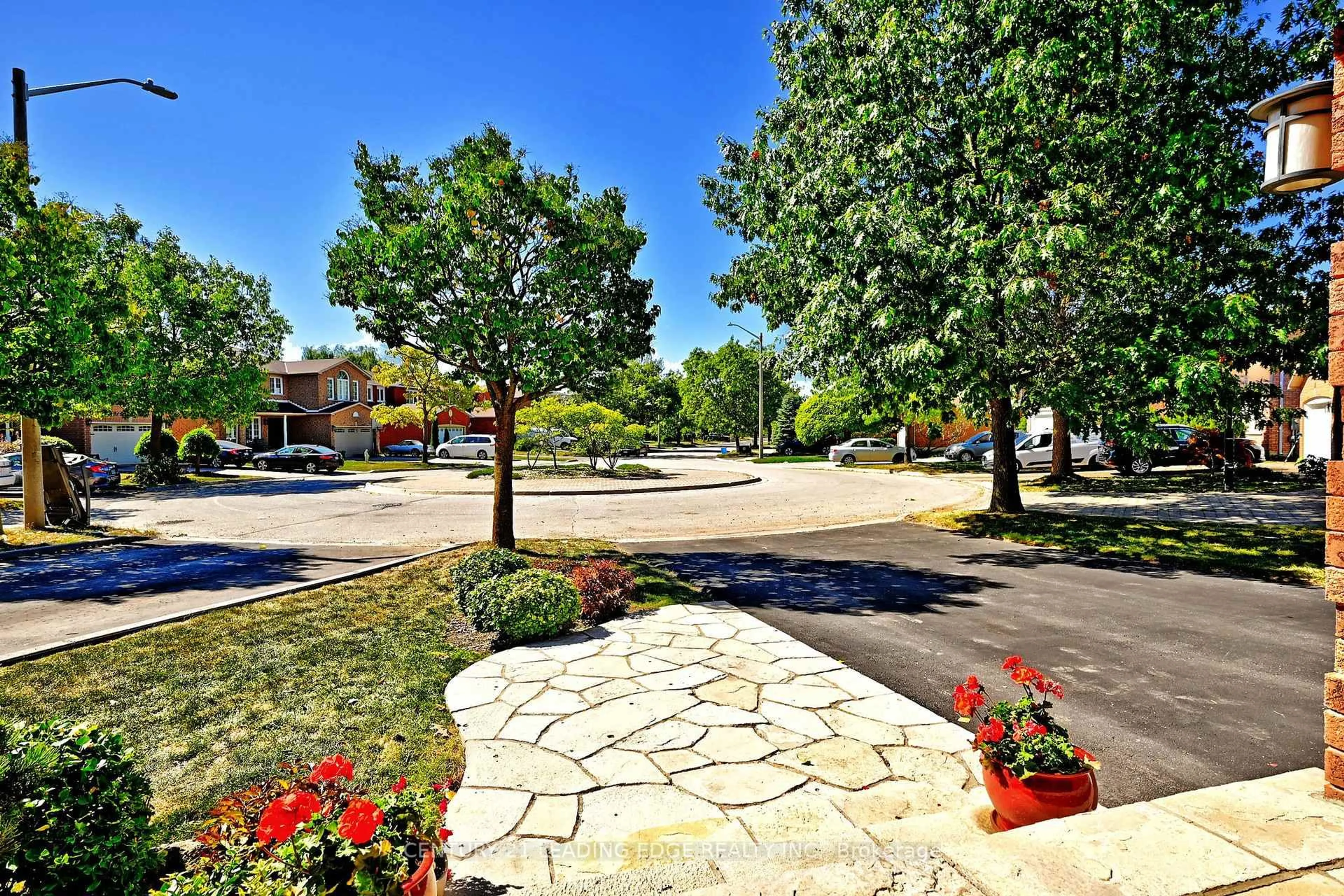 Patio, street for 34 Pandora Crt, Richmond Hill Ontario L4S 1J4