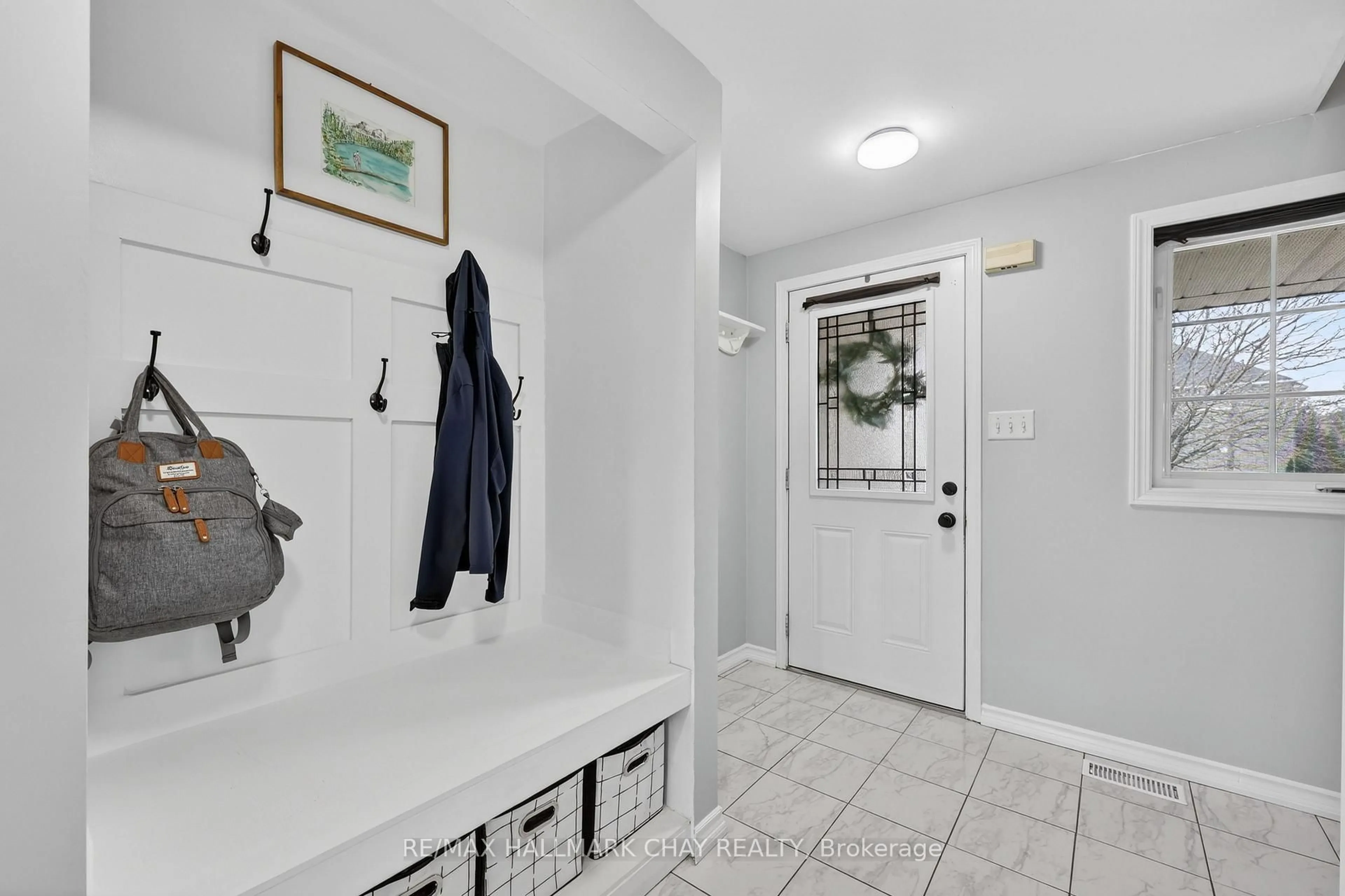 Indoor entryway for 2057 Osbond Rd, Innisfil Ontario L9S 0B6