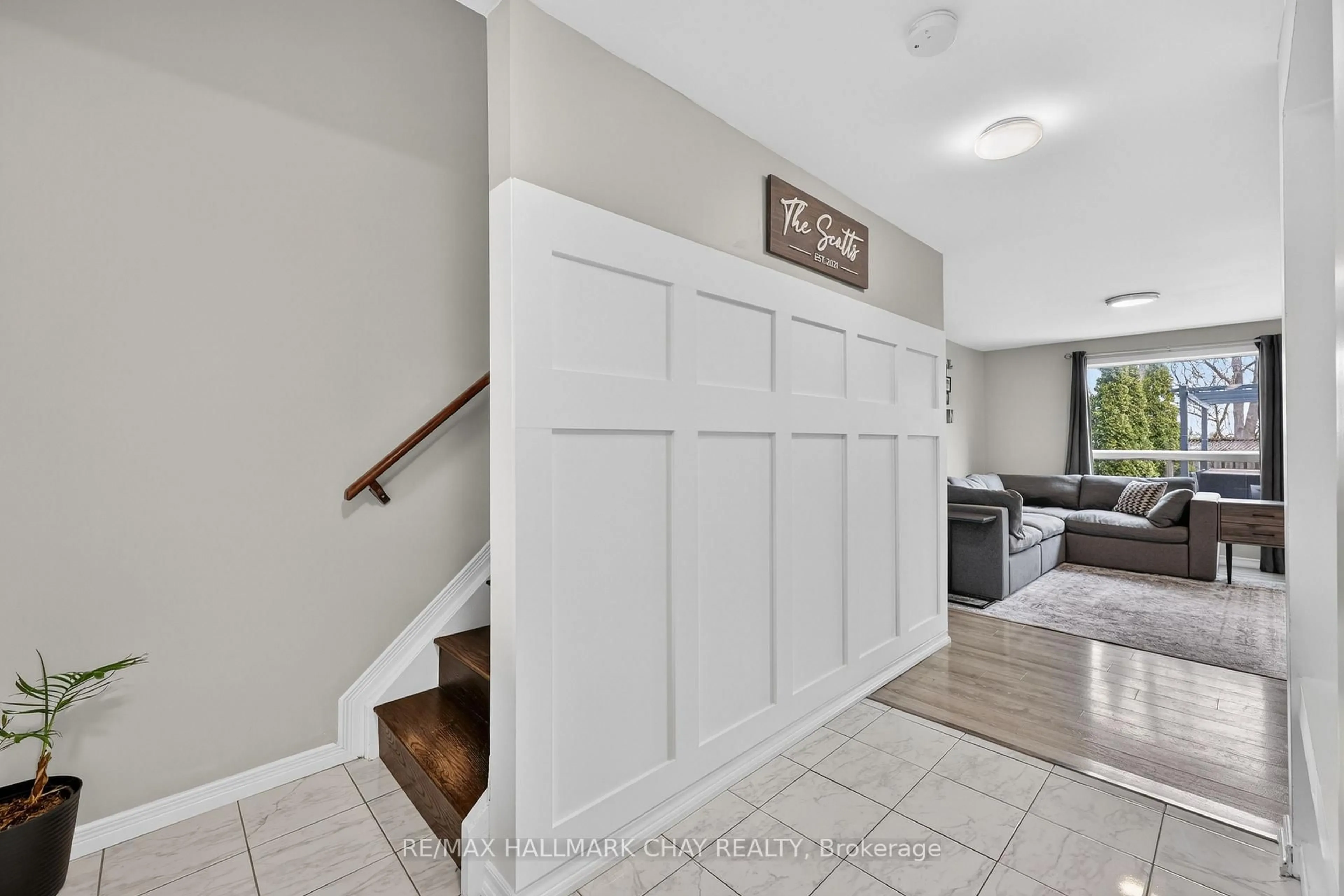 Indoor entryway for 2057 Osbond Rd, Innisfil Ontario L9S 0B6