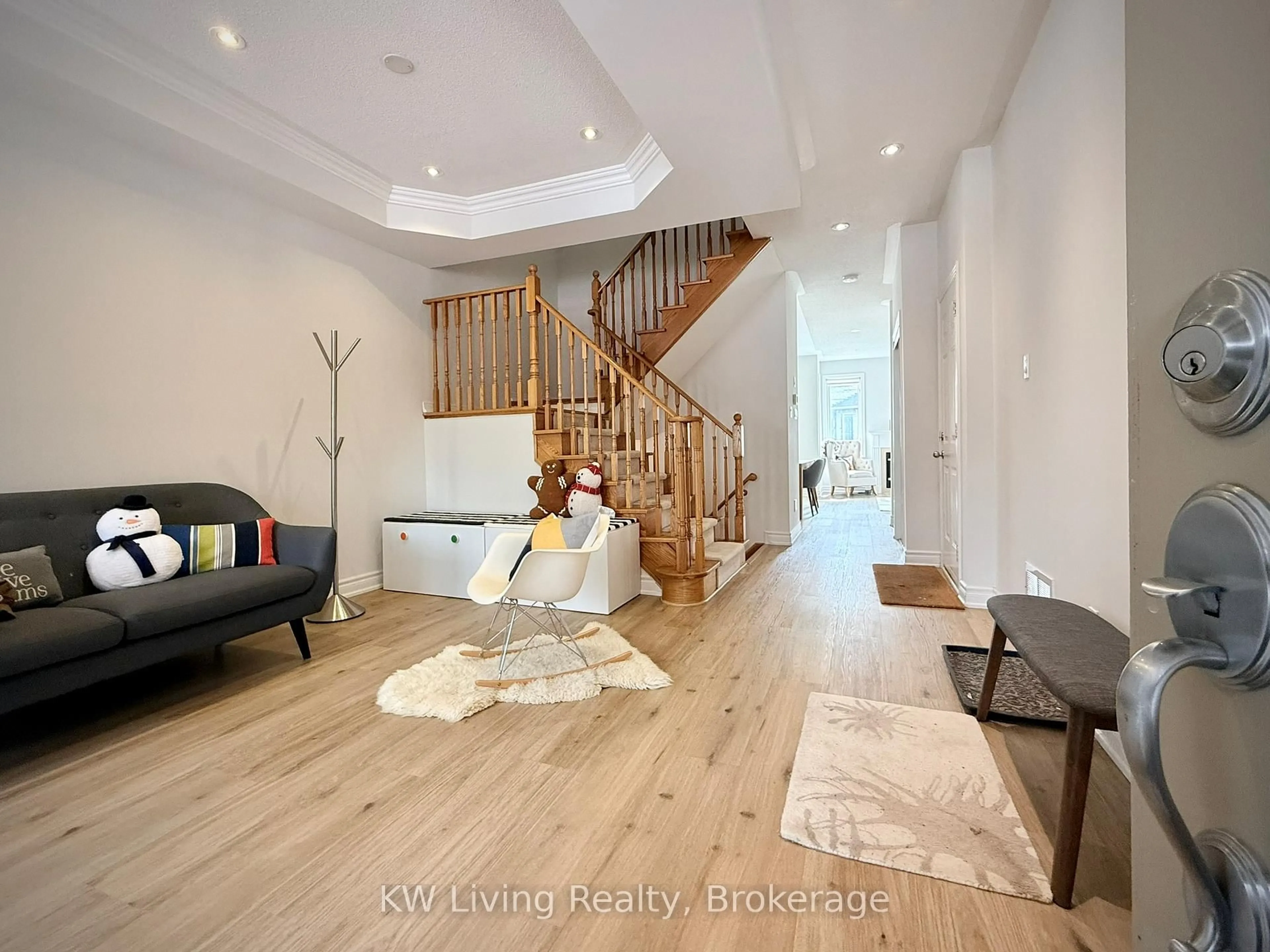 Indoor entryway for 21 Saintsbury Rd, Markham Ontario L6C 2H9
