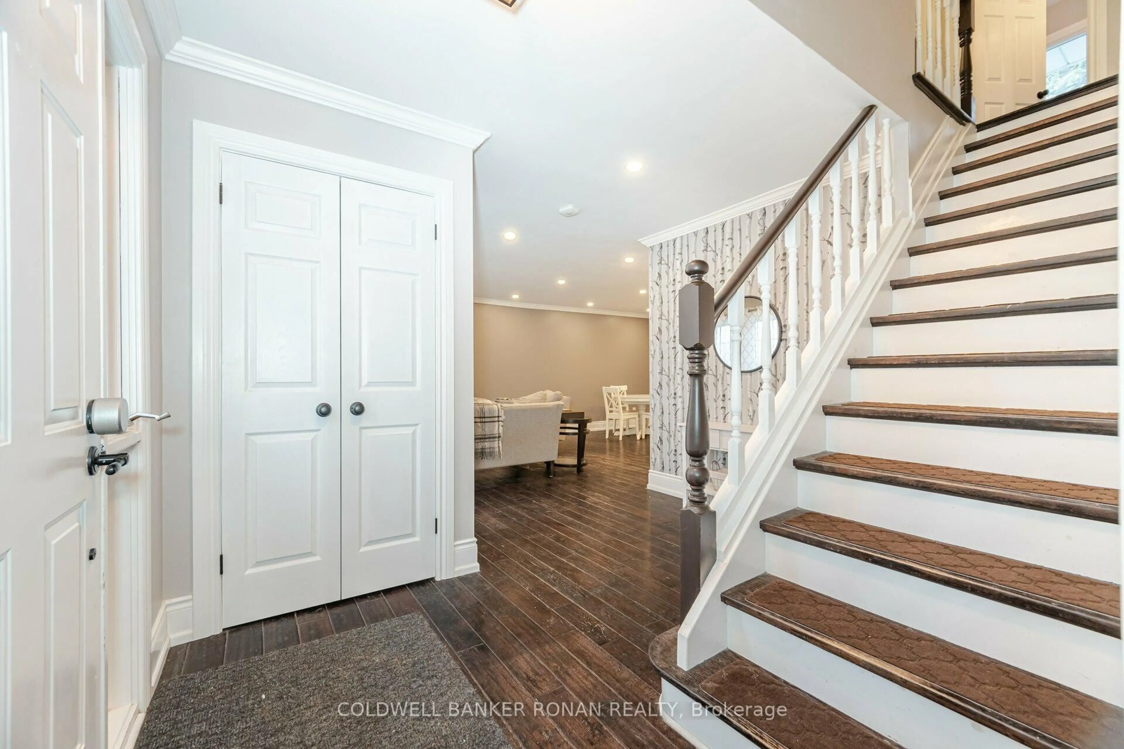 Indoor entryway for 2209 10th Sdrd, New Tecumseth Ontario L0G 1W0