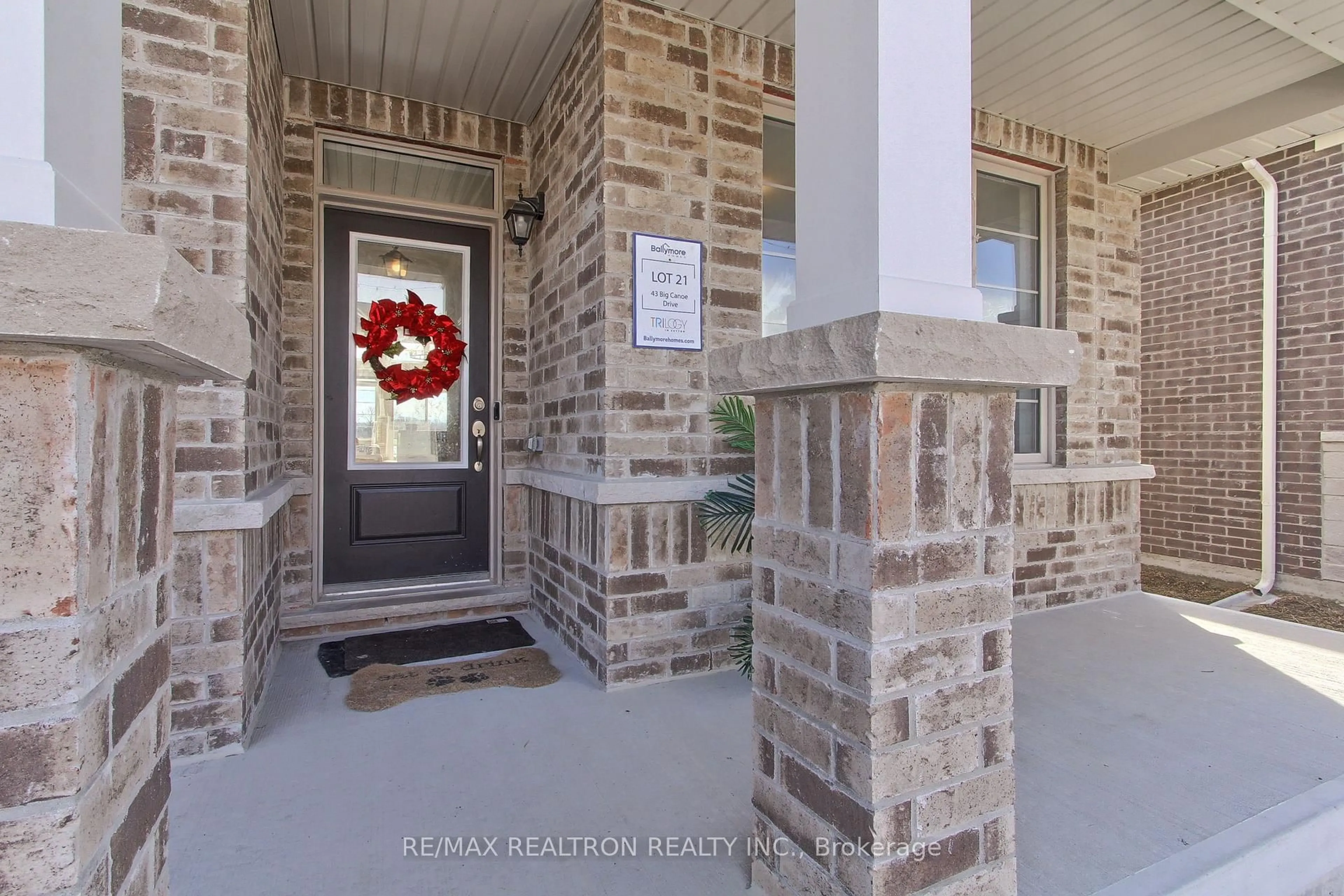 Indoor entryway for 43 Big Canoe Dr, Georgina Ontario L0E 1R0