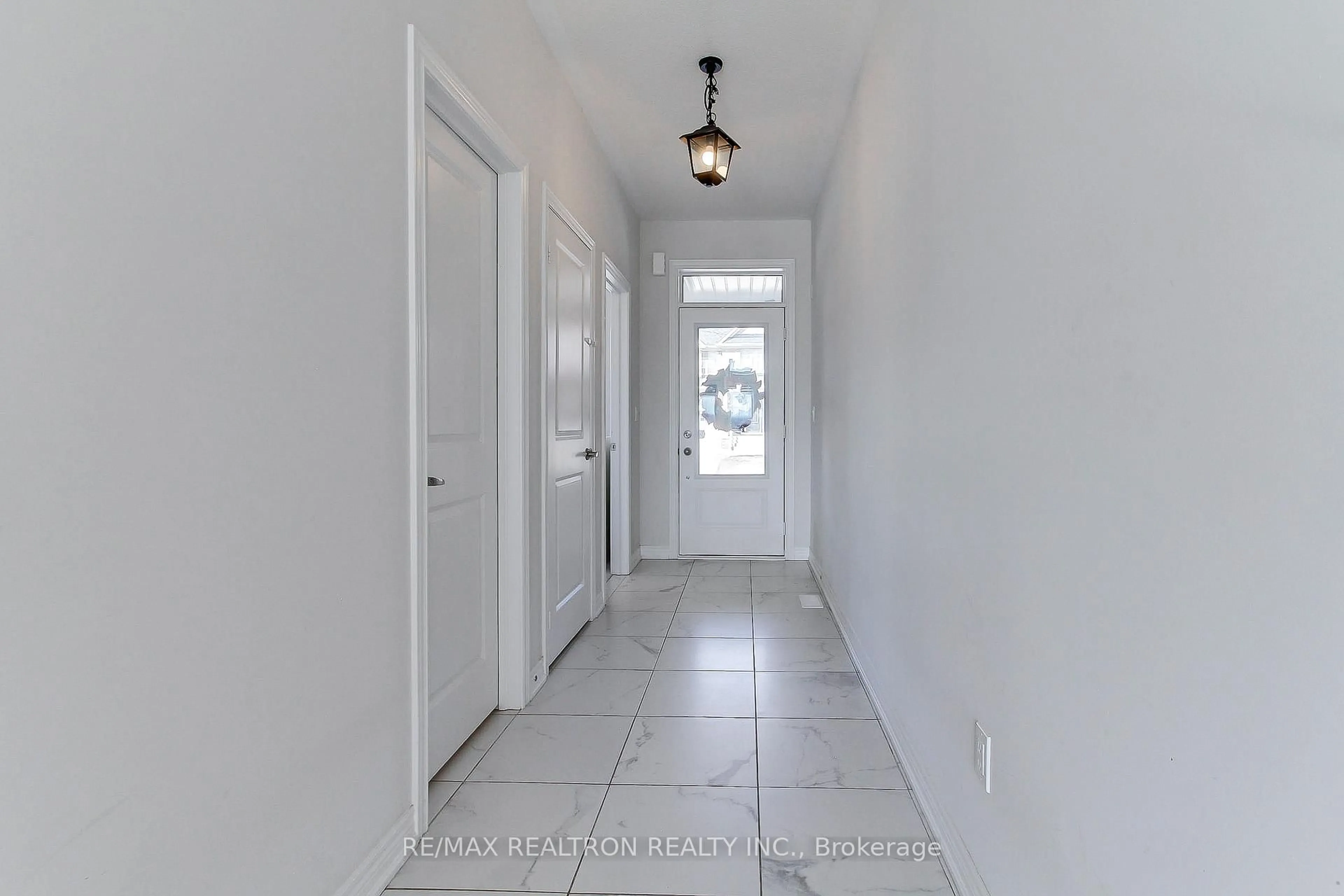 Indoor entryway for 43 Big Canoe Dr, Georgina Ontario L0E 1R0