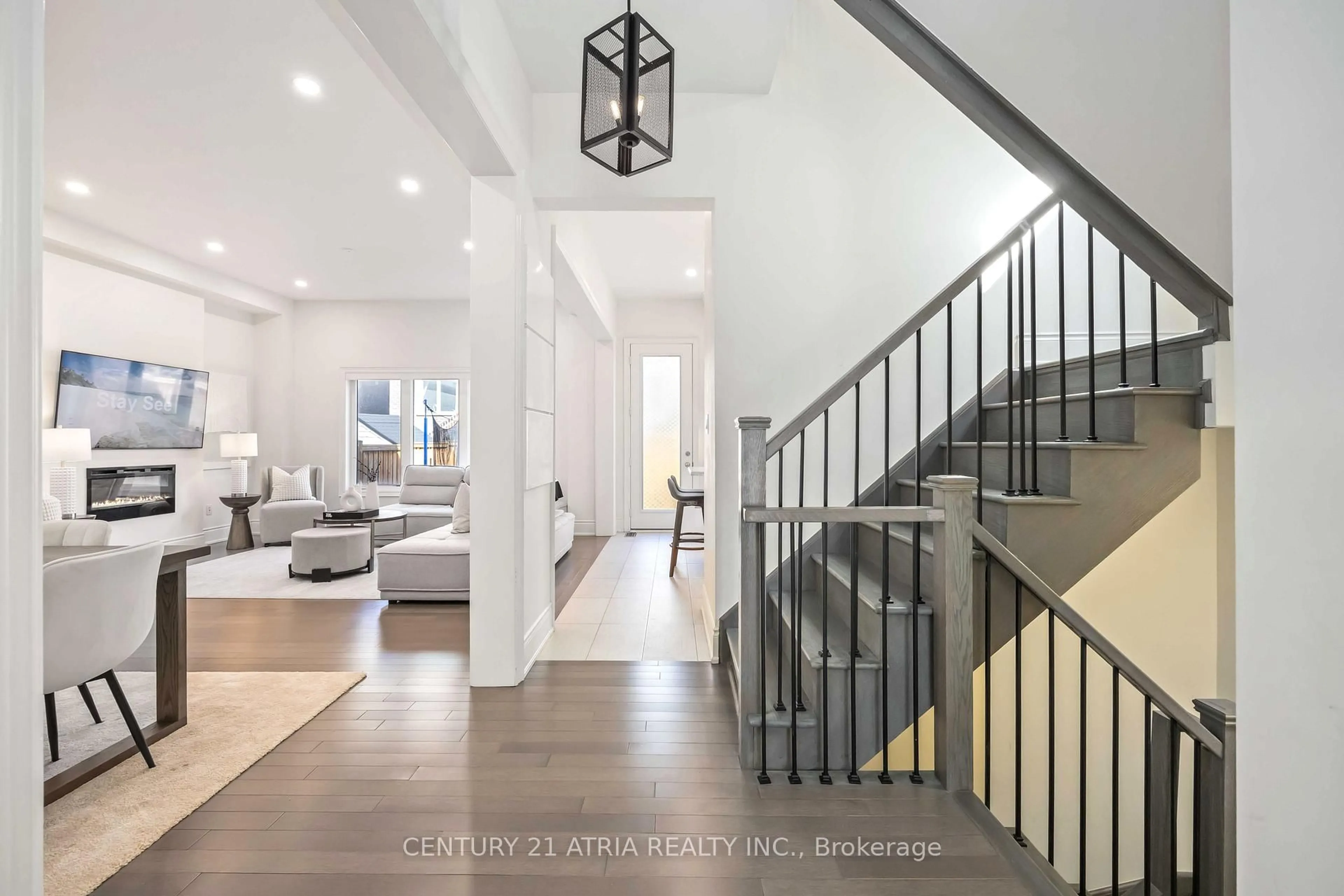 Indoor entryway for 109 Vantage Loop, Newmarket Ontario L3X 0K8