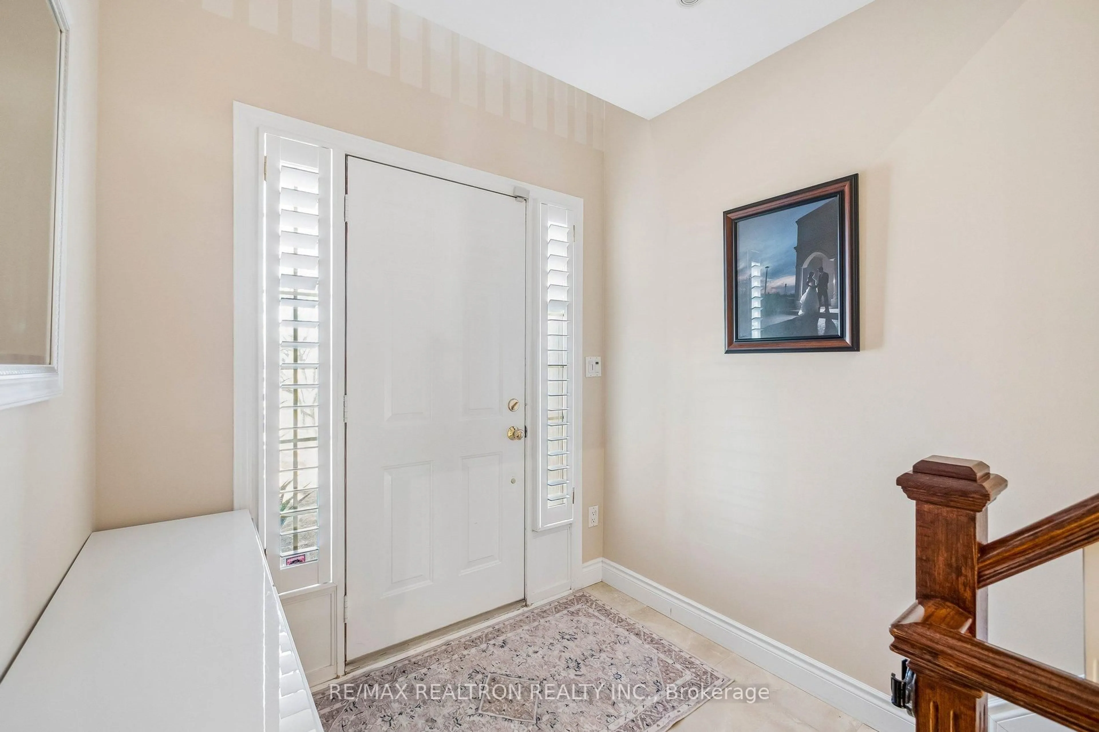 Indoor entryway for 8909 BATHURST St #5, Richmond Hill Ontario L4C 0H4