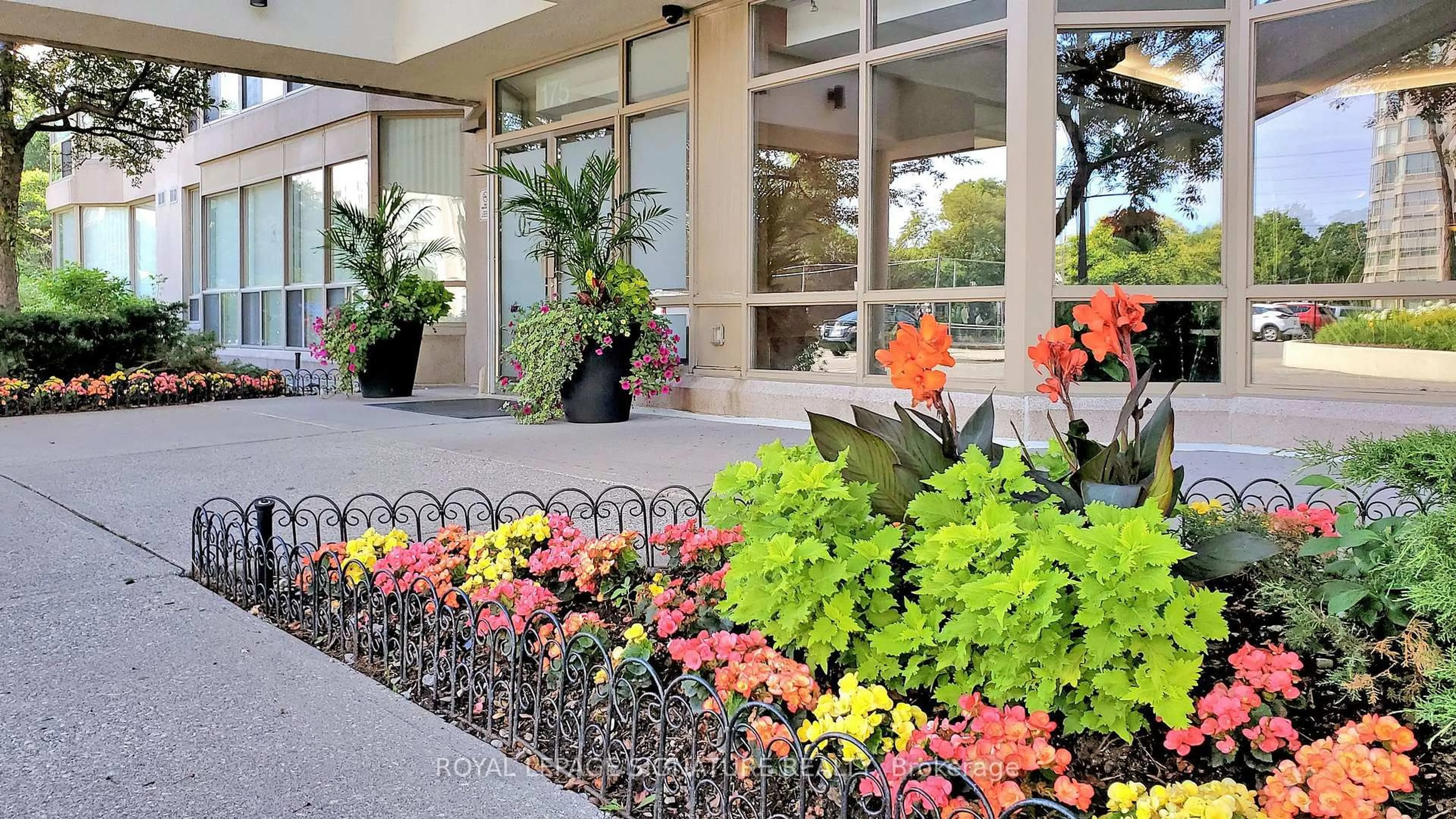 Lobby for 175 Cedar Ave #212, Richmond Hill Ontario L4C 9V3