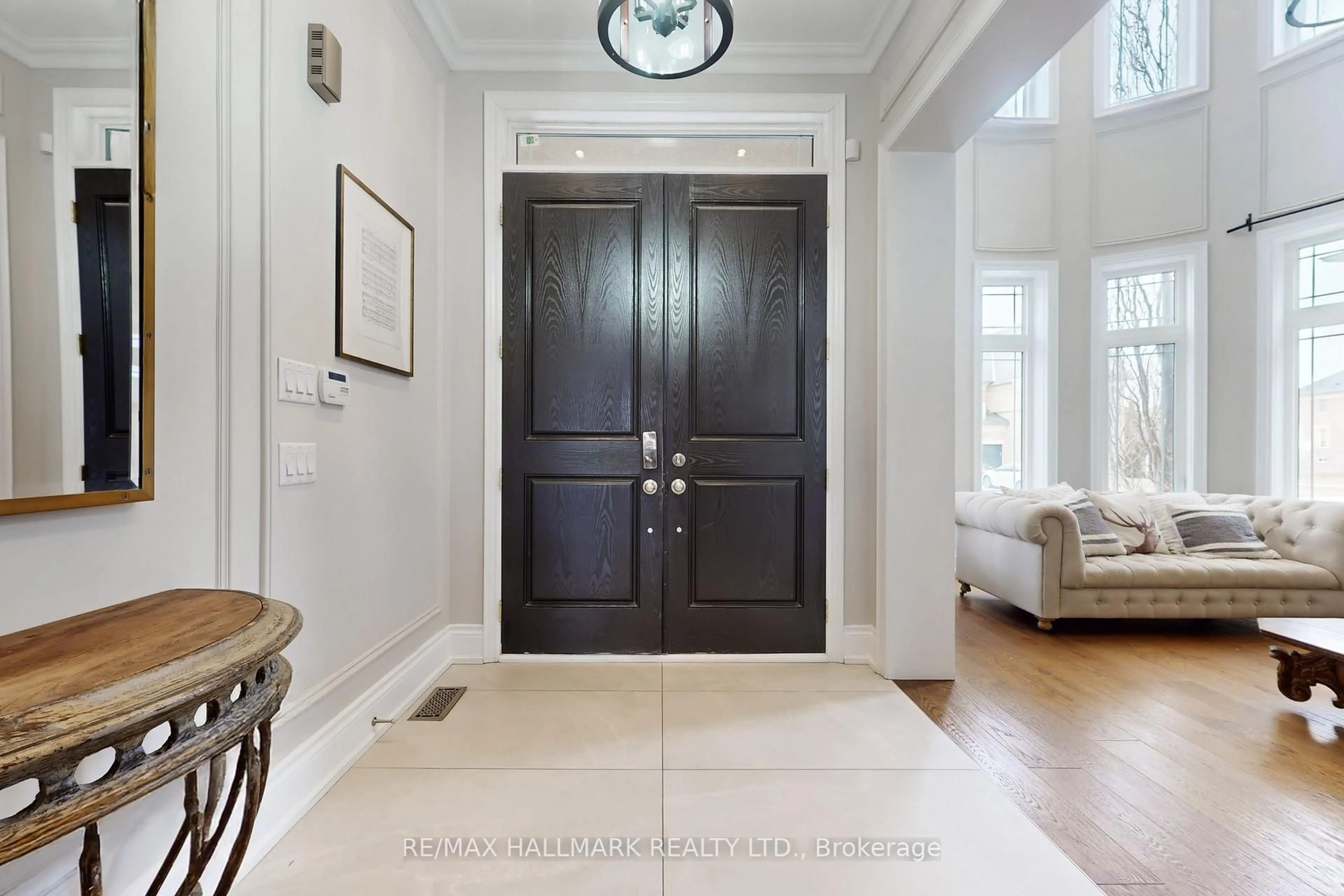 Indoor entryway for 24 Bluff Tr, King Ontario L7B 0A1