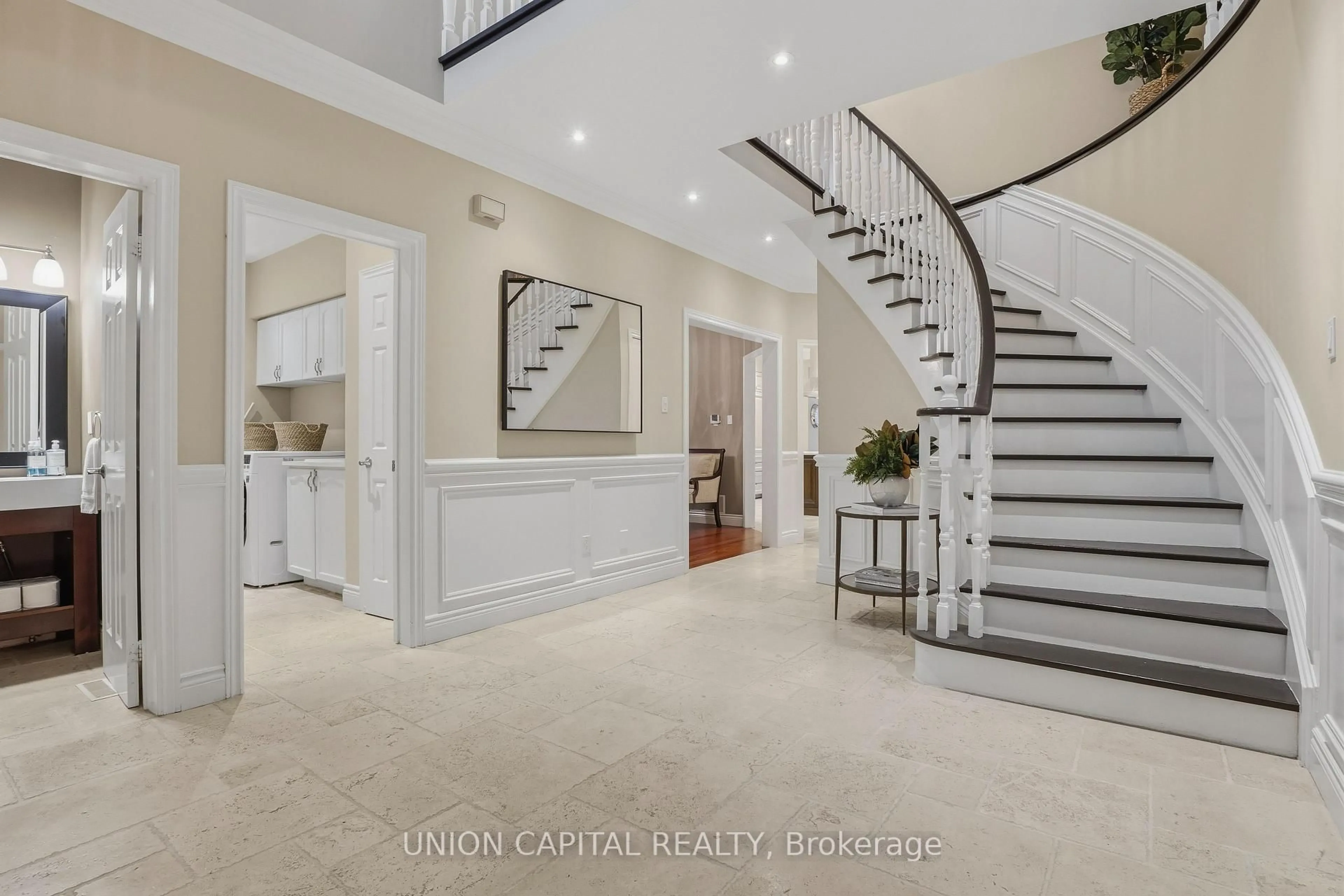 Indoor foyer for 110 Regent St, Richmond Hill Ontario L4C 9P4