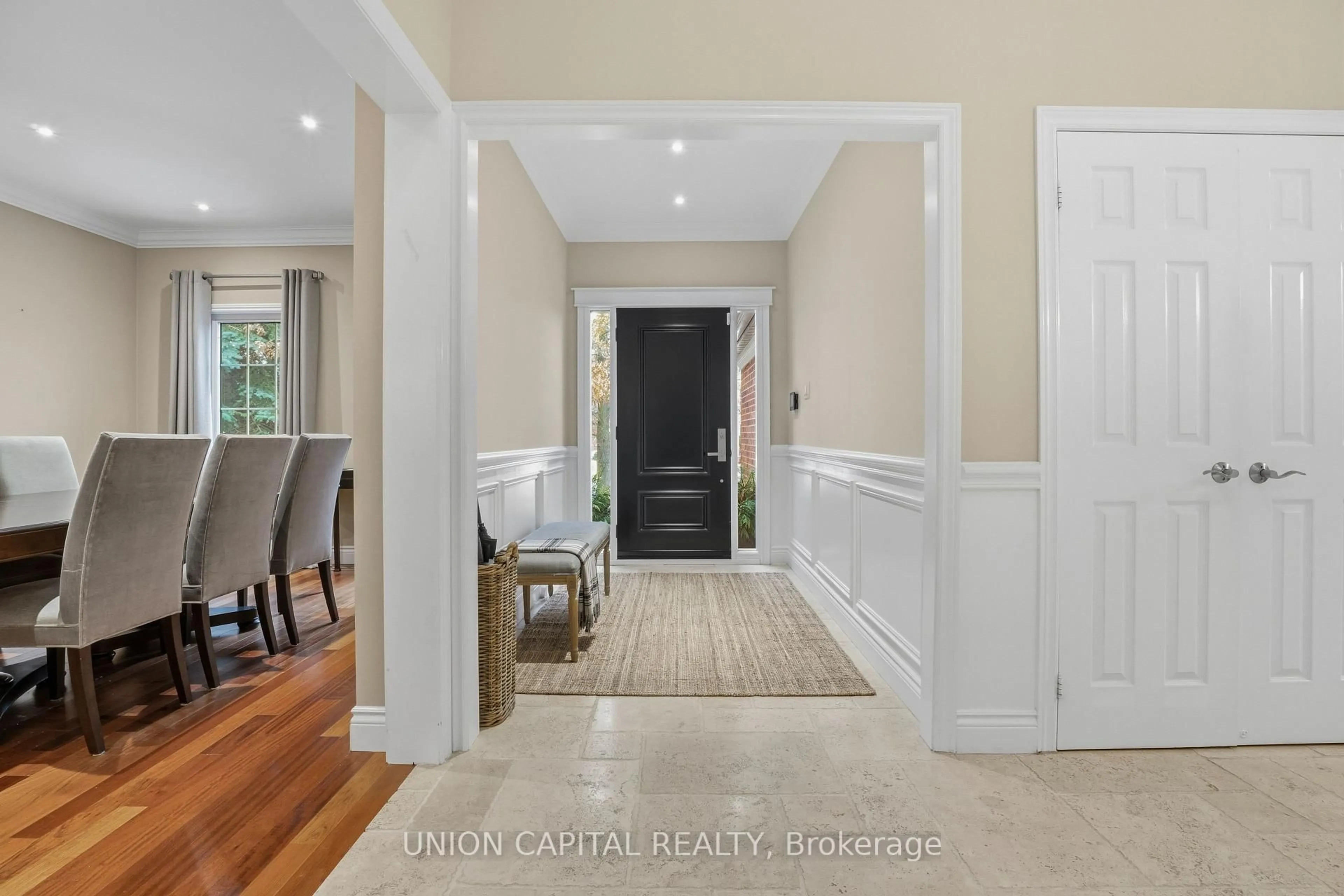 Indoor entryway for 110 Regent St, Richmond Hill Ontario L4C 9P4