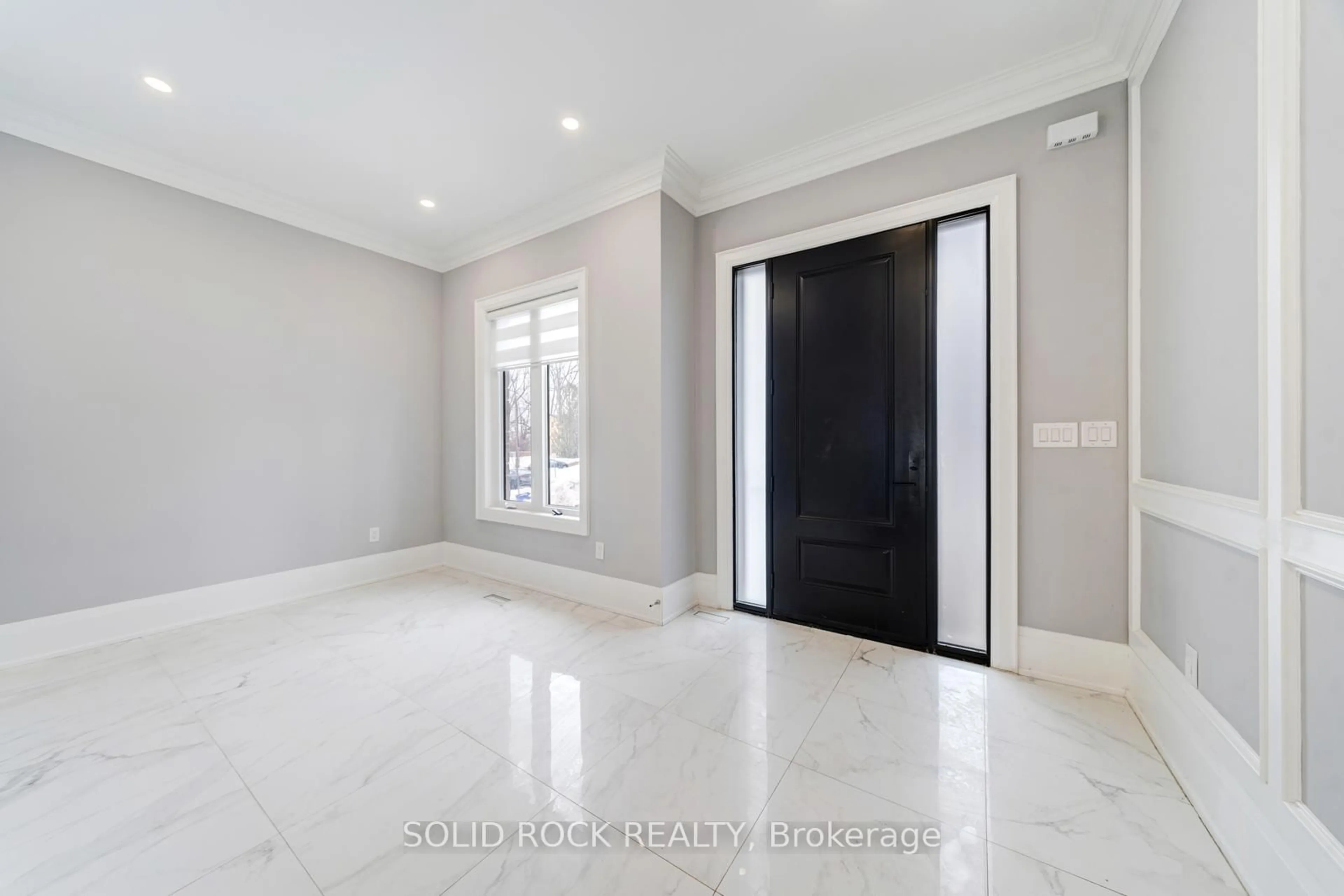 Indoor entryway for 367 Penn Ave, Newmarket Ontario L3Y 2S7