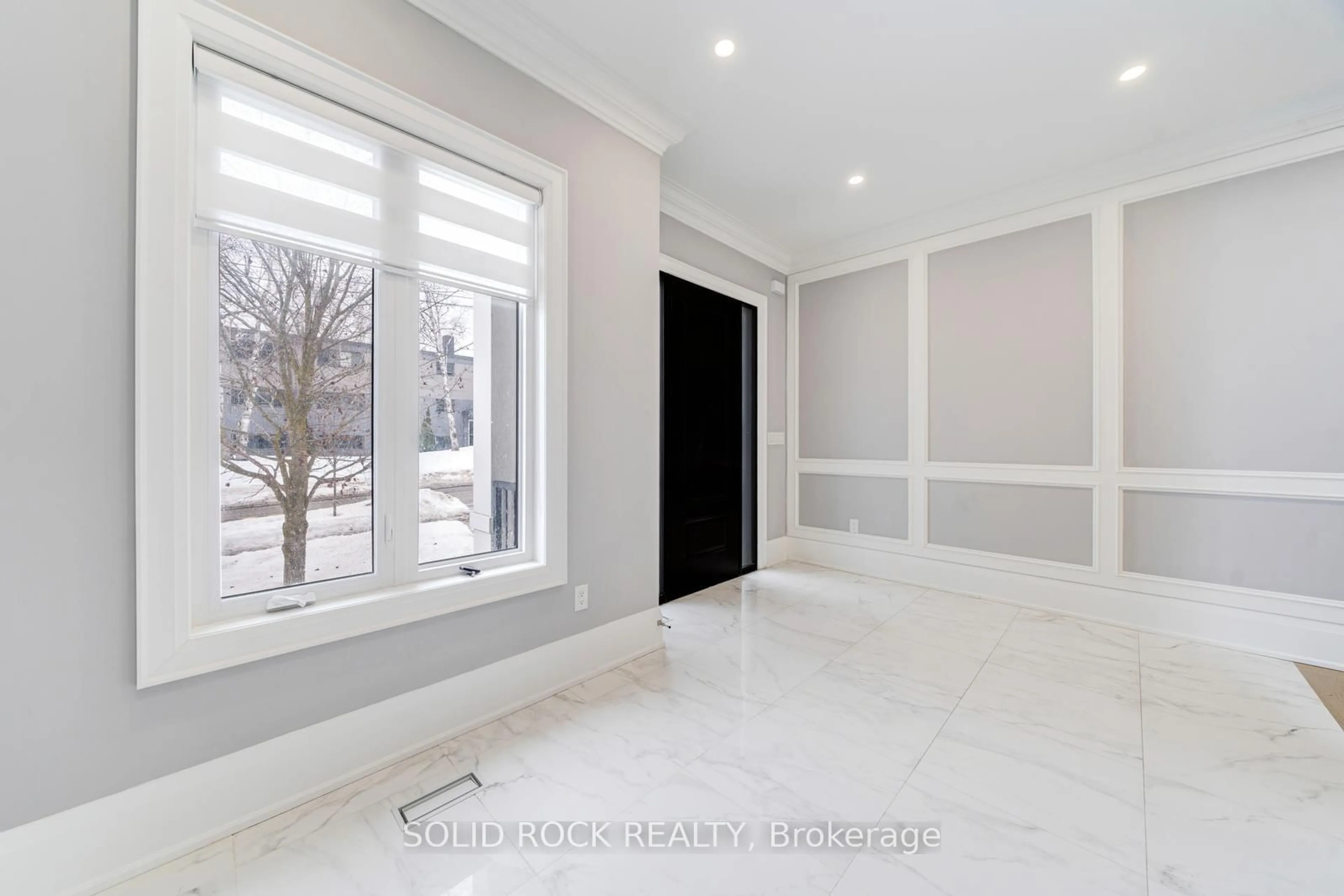 Indoor entryway for 367 Penn Ave, Newmarket Ontario L3Y 2S7