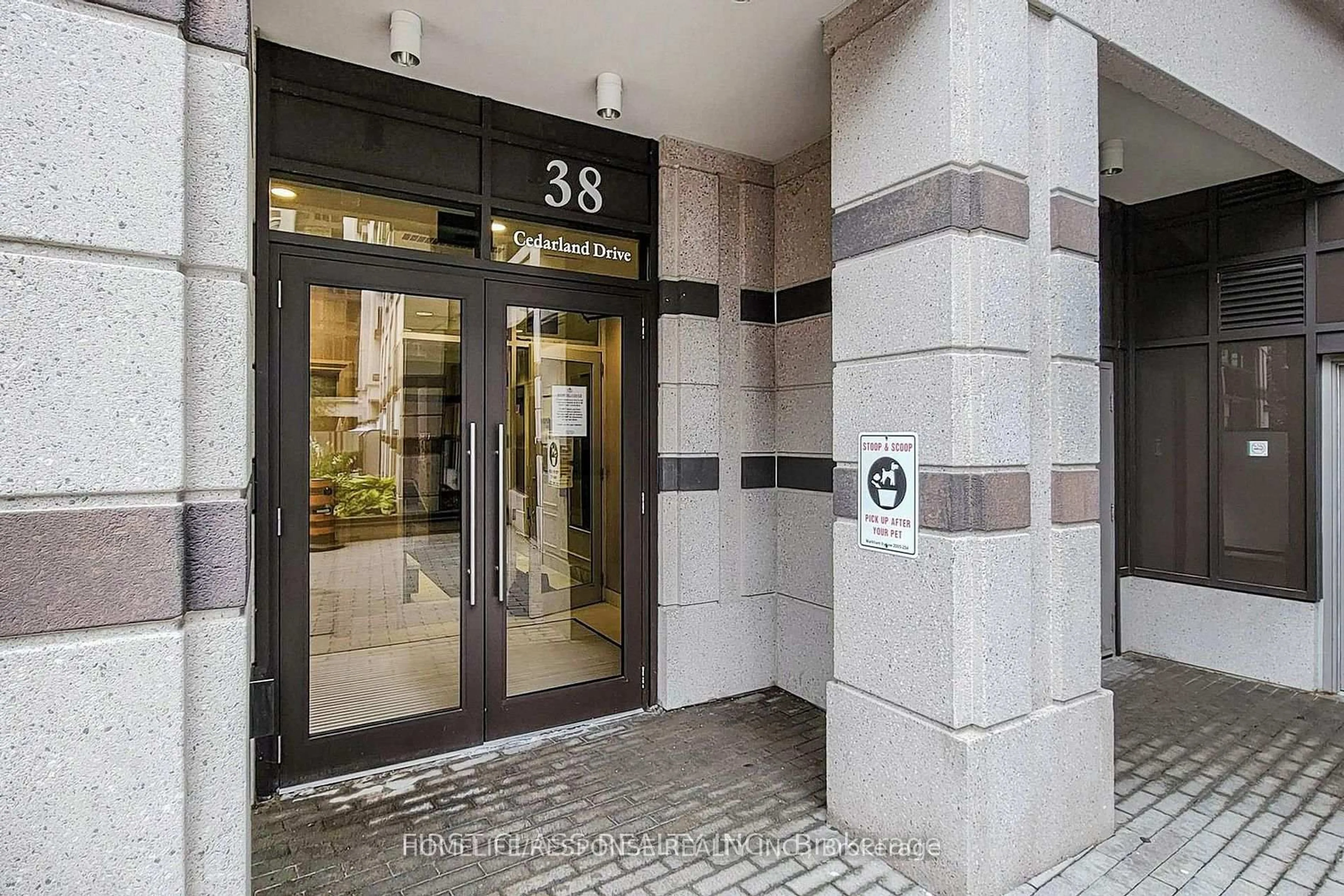 Indoor foyer for 38 Cedarland Dr #1111, Markham Ontario L6G 0G7