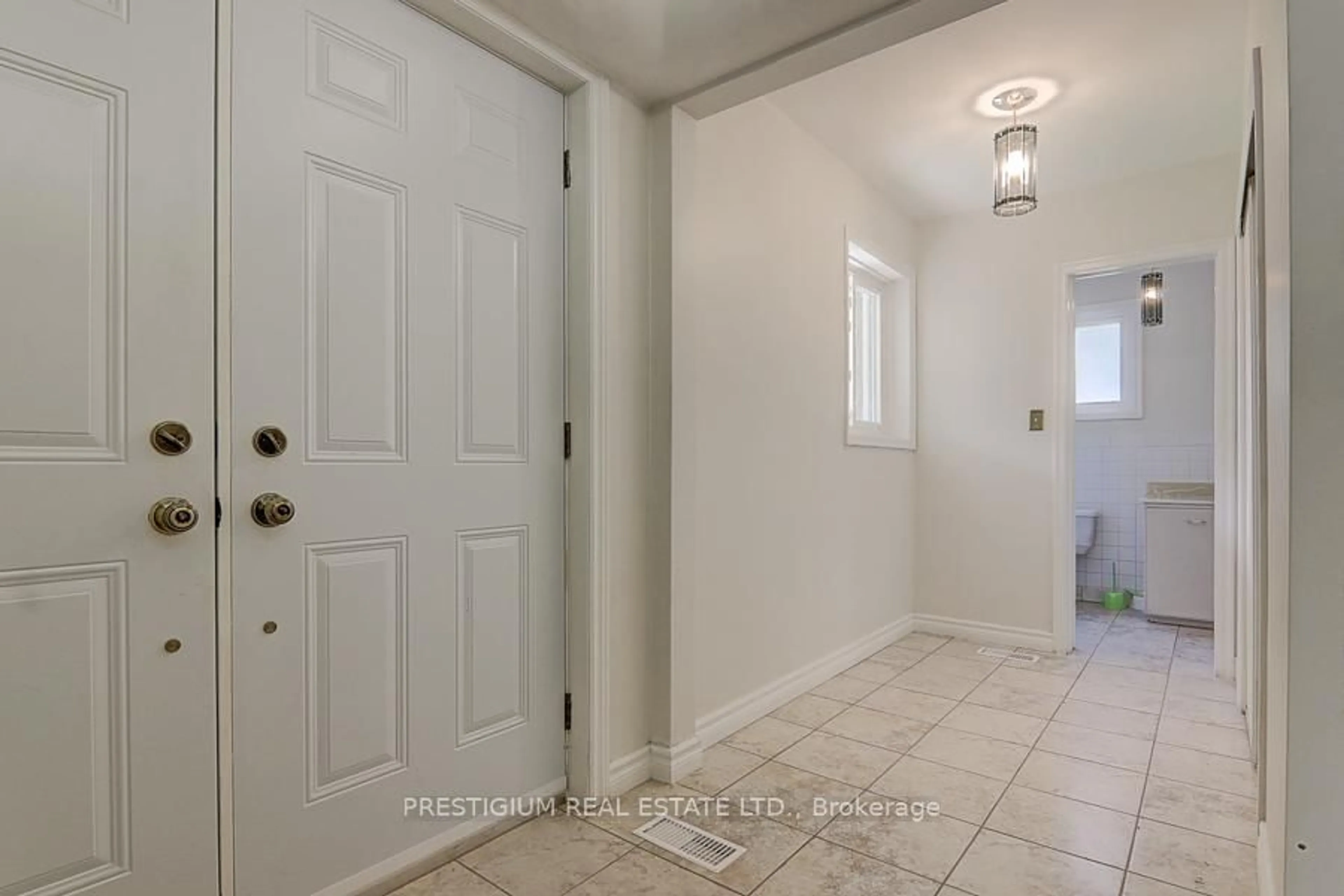 Indoor entryway for 57 Laureleaf Rd, Markham Ontario L3T 2X9