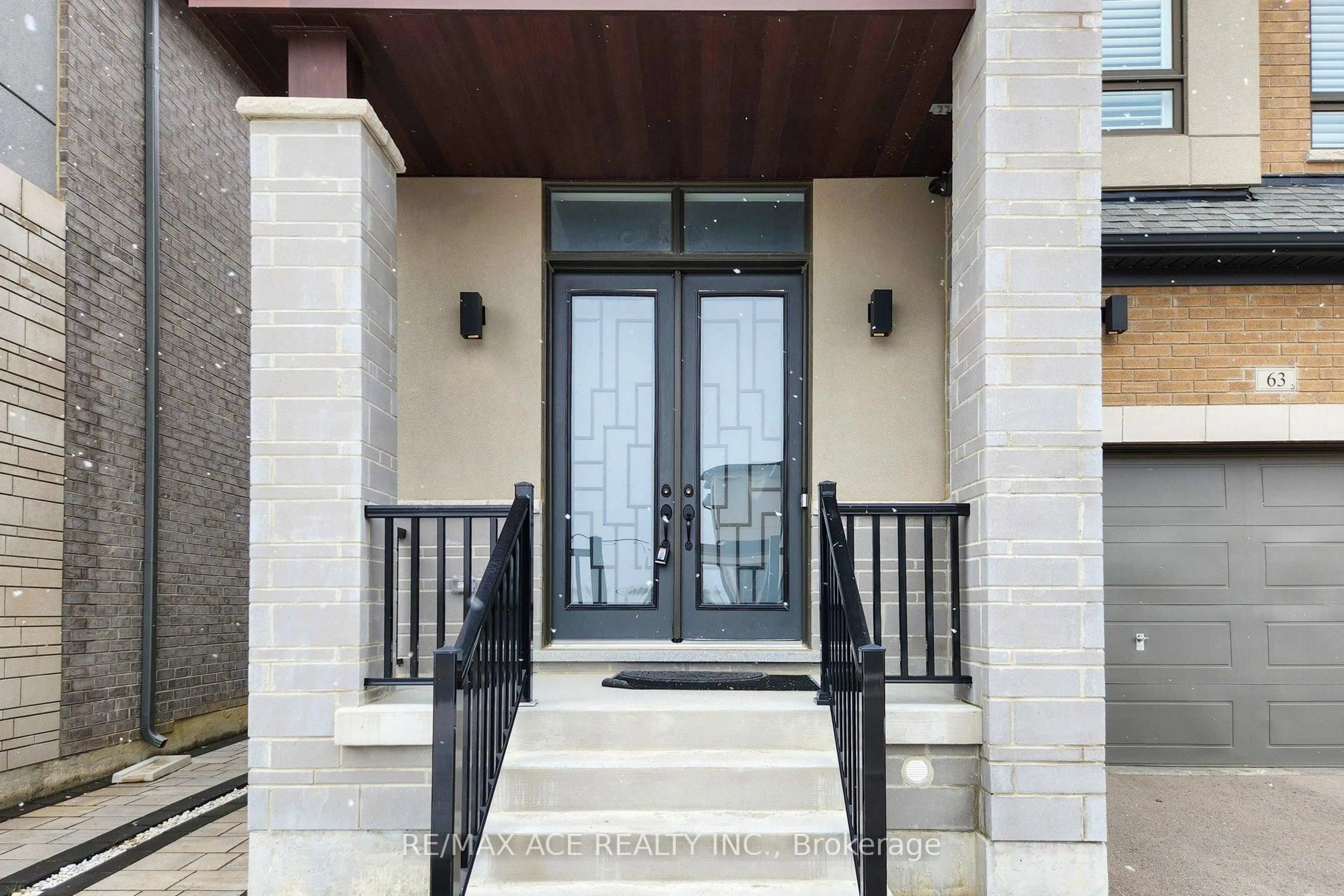 Indoor entryway for 63 Suttonrail Way, Whitchurch-Stouffville Ontario L4A 0E4