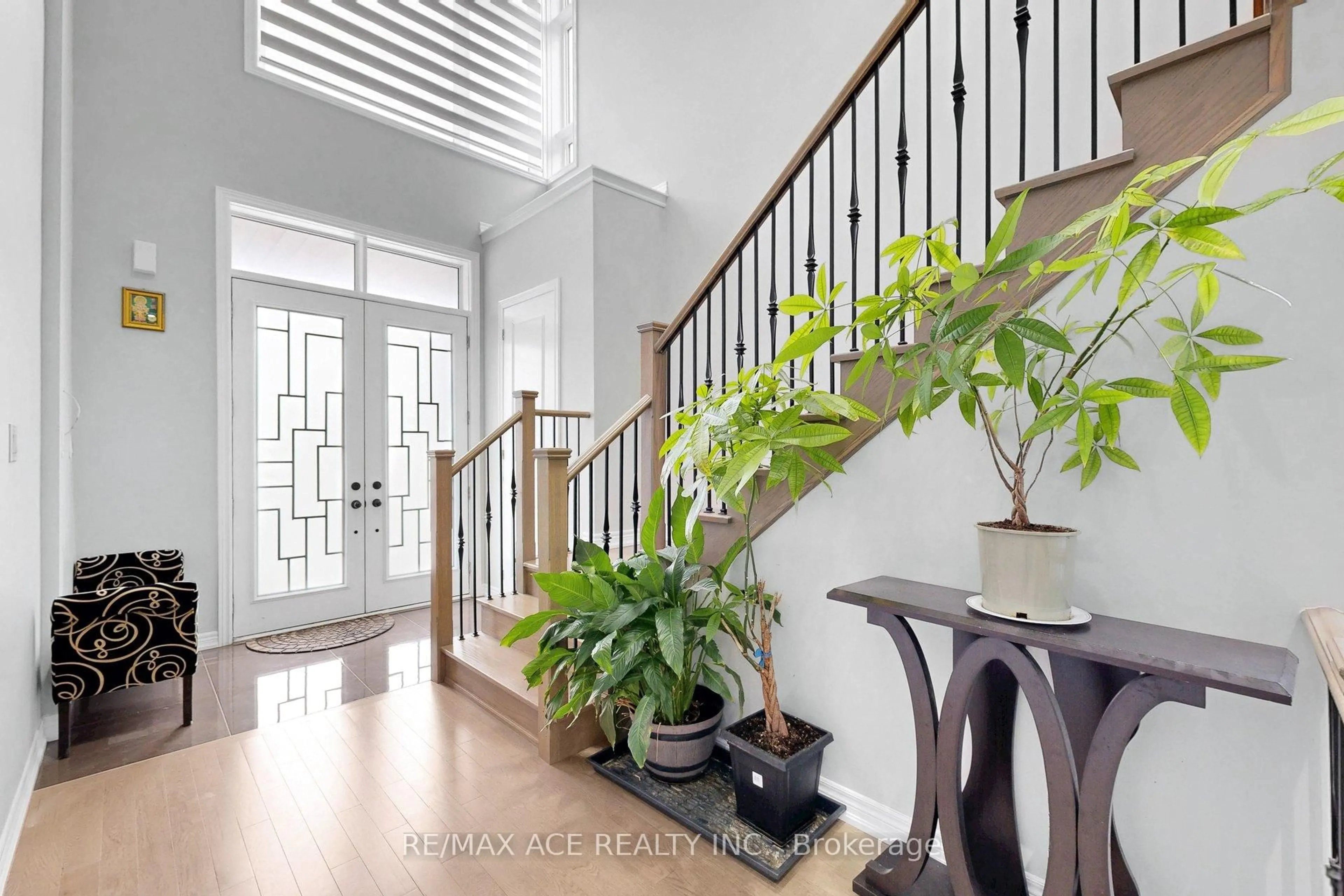 Indoor entryway for 63 Suttonrail Way, Whitchurch-Stouffville Ontario L4A 0E4