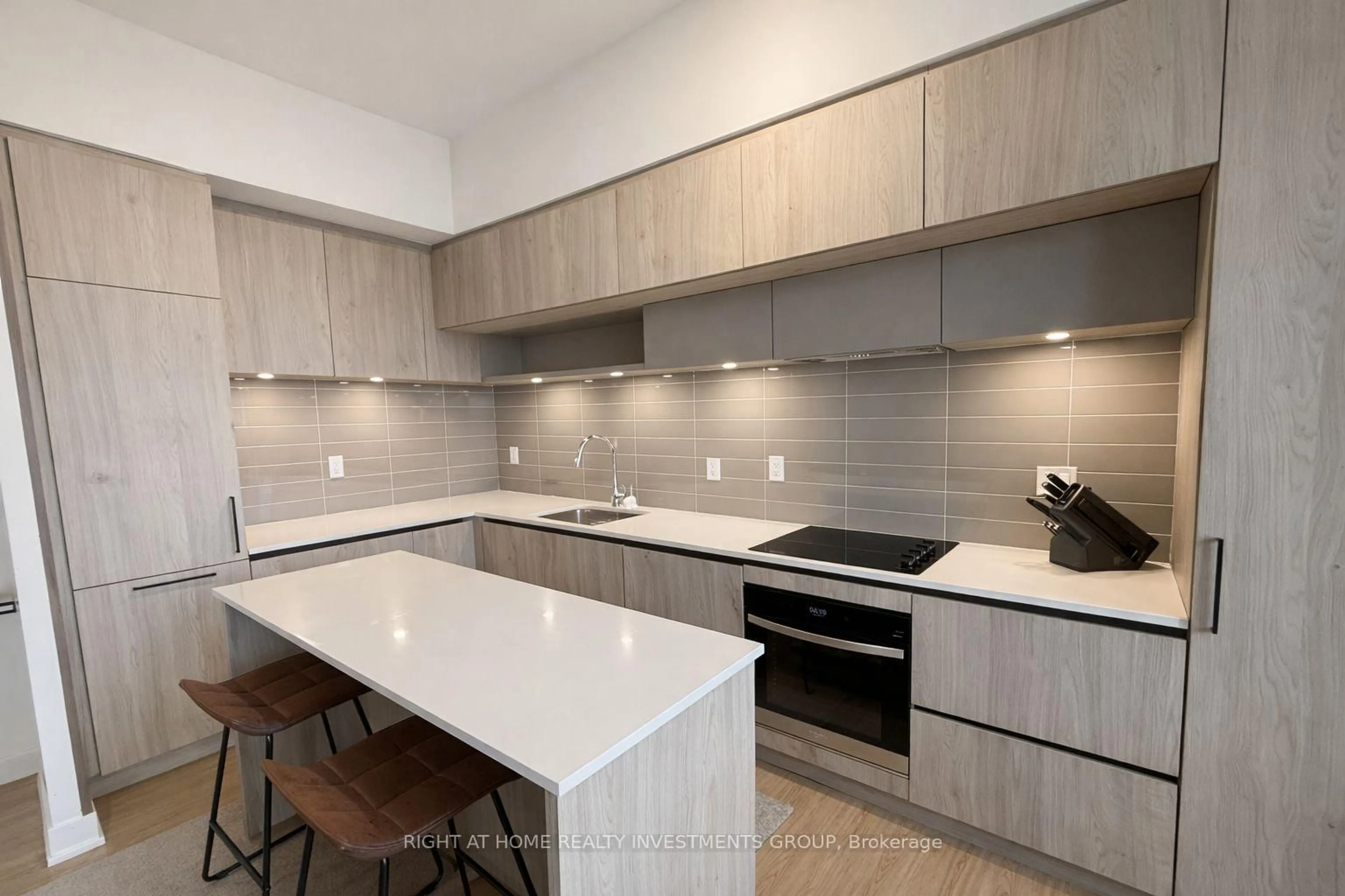 Contemporary kitchen, ceramic/tile floor for 5 Steckley House Lane #714, Richmond Hill Ontario L4S 1M4