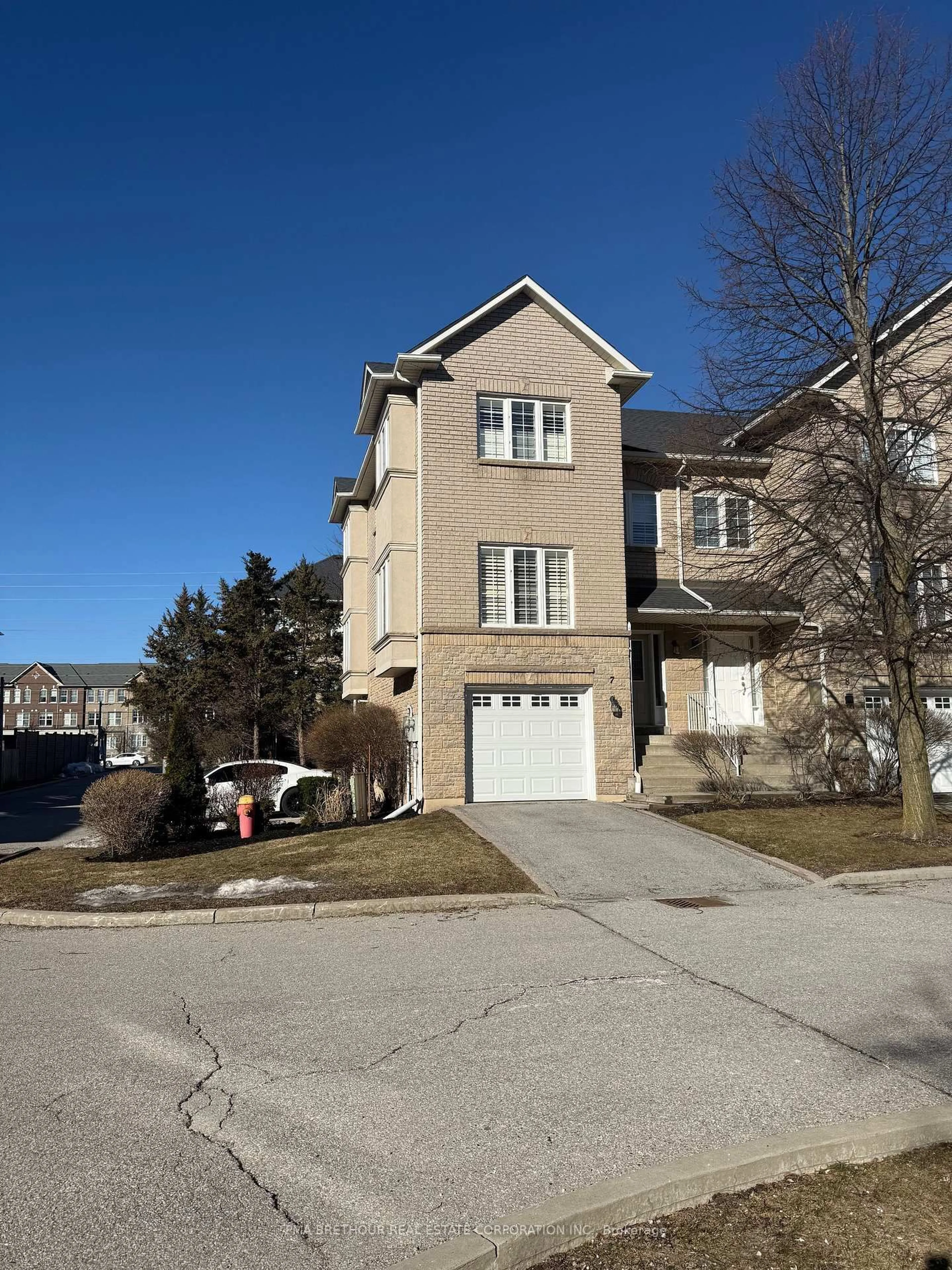 A pic from outside/outdoor area/front of a property/back of a property/a pic from drone, street for 10719 Bathurst St #7, Richmond Hill Ontario L4C 0N3