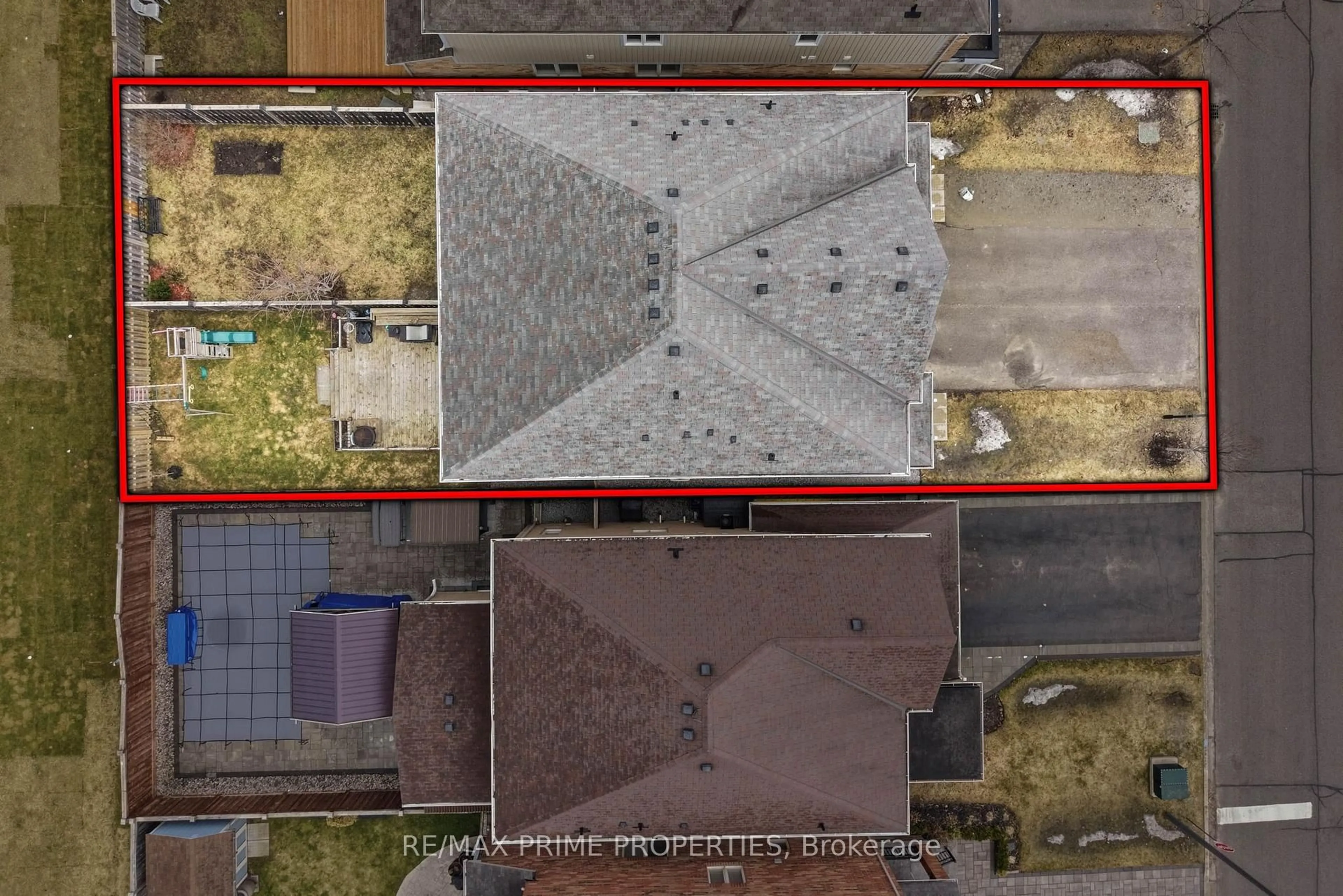 A pic from outside/outdoor area/front of a property/back of a property/a pic from drone, building for 157 Meadowhawk Tr, Bradford West Gwillimbury Ontario L3Z 0E3